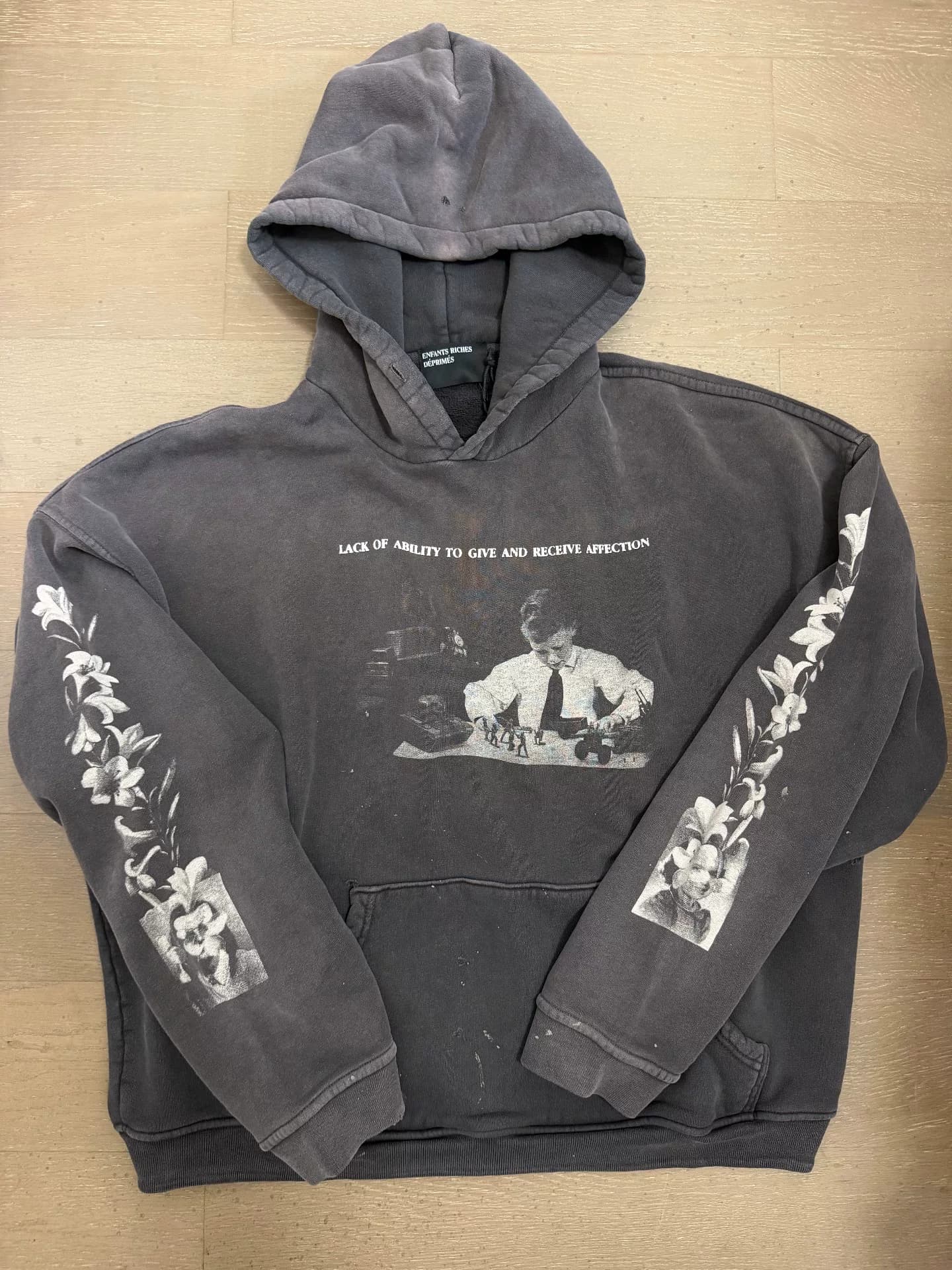 Лишает человека богатства