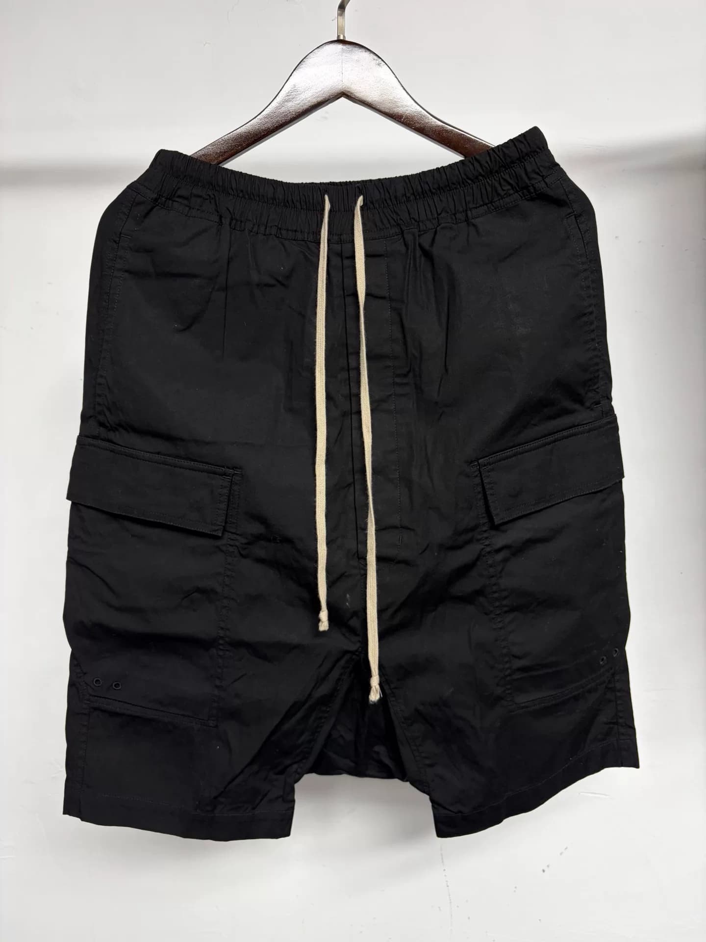 Шорты RICKOWENS RO main line с несколькими карманами в промежности и большим пятиточечным карманом для оснастки short