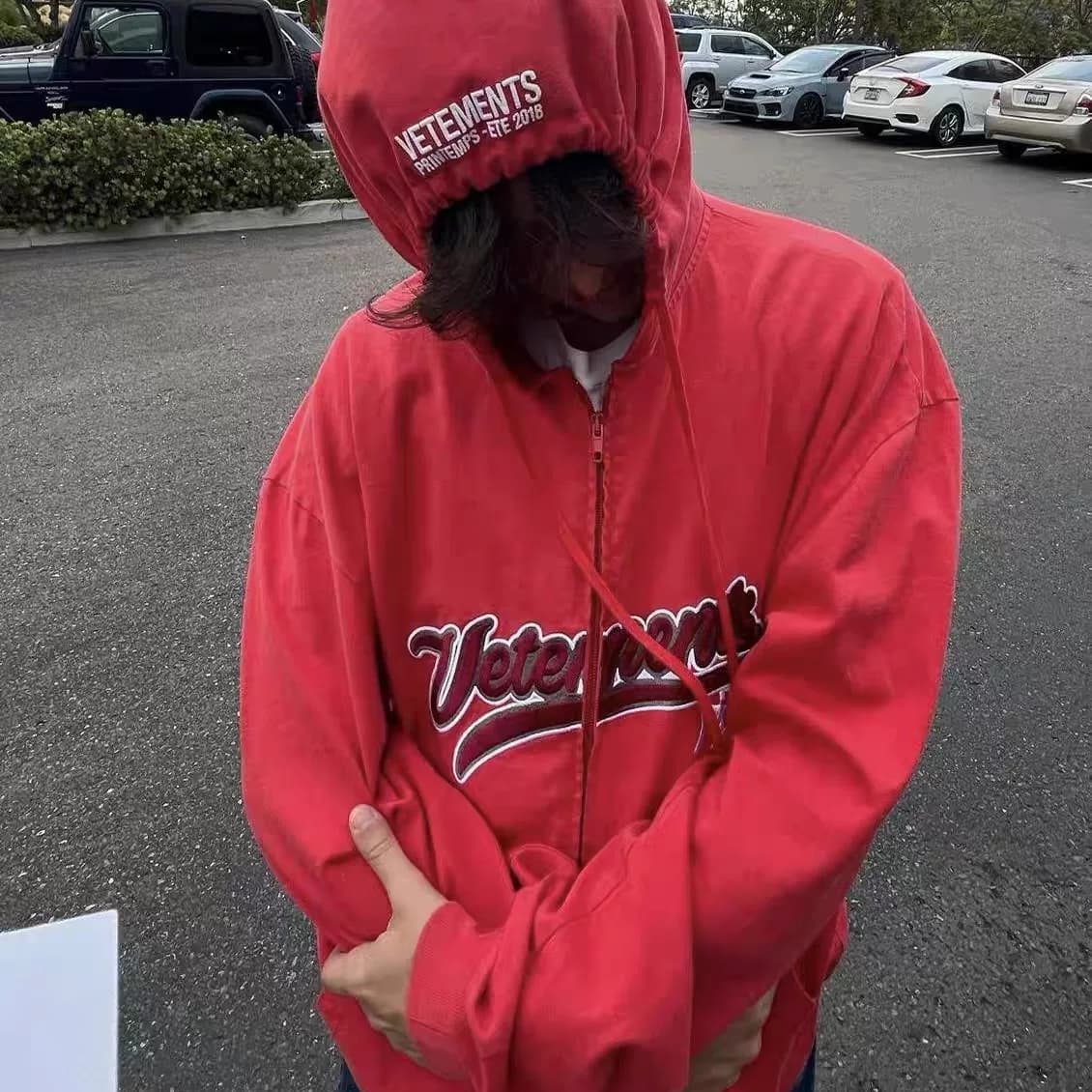 Красная толстовка с принтом на молнии от VETEMENTS, размер M, укороченная версия, большой l на груди