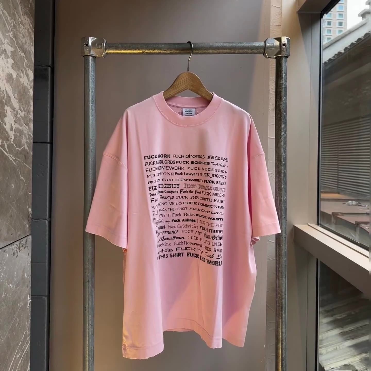 новая постиранная футболка vetements весна 2026