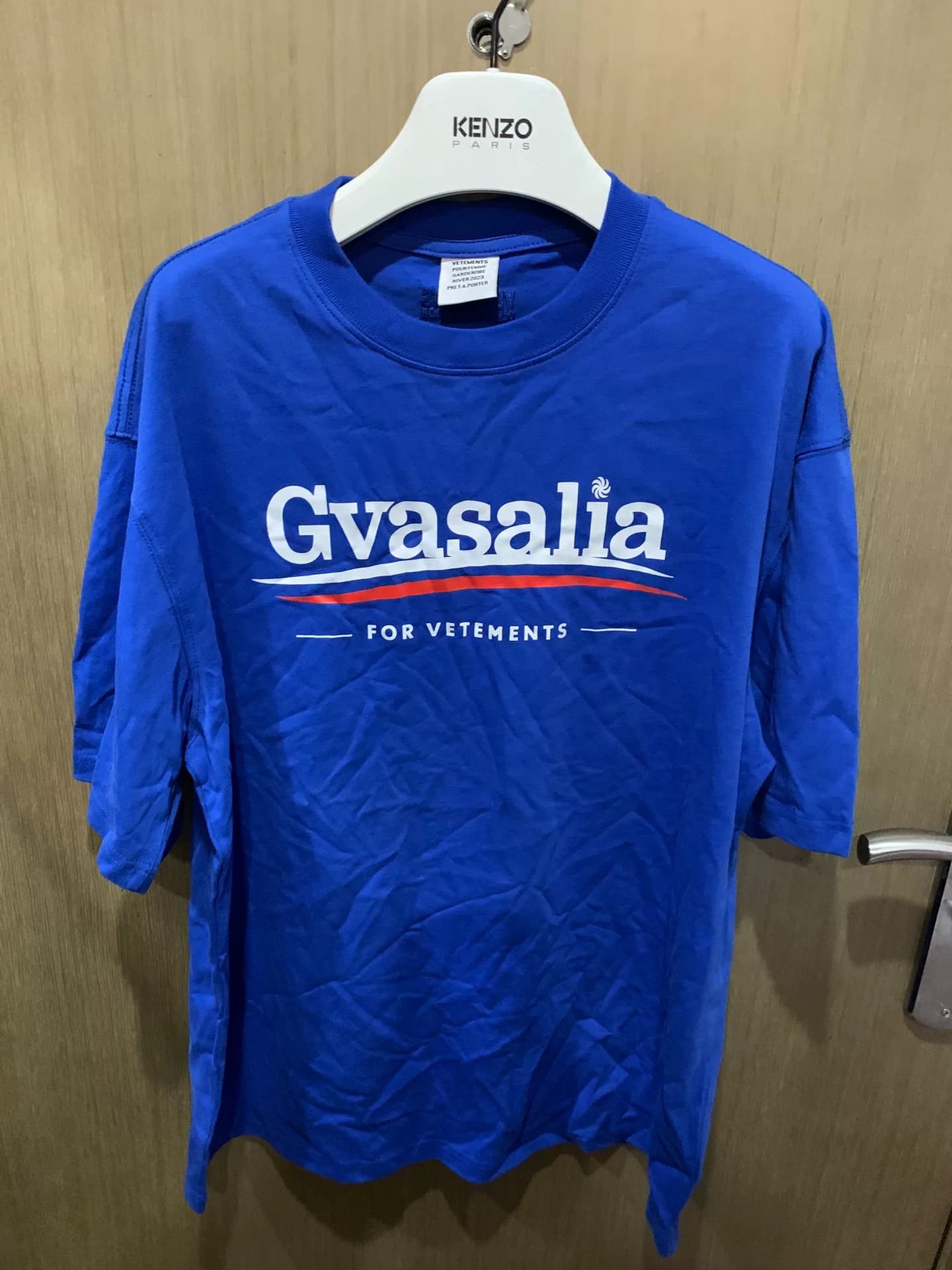 Синяя футболка с короткими рукавами менеджера VETEMENTS Gvasalia