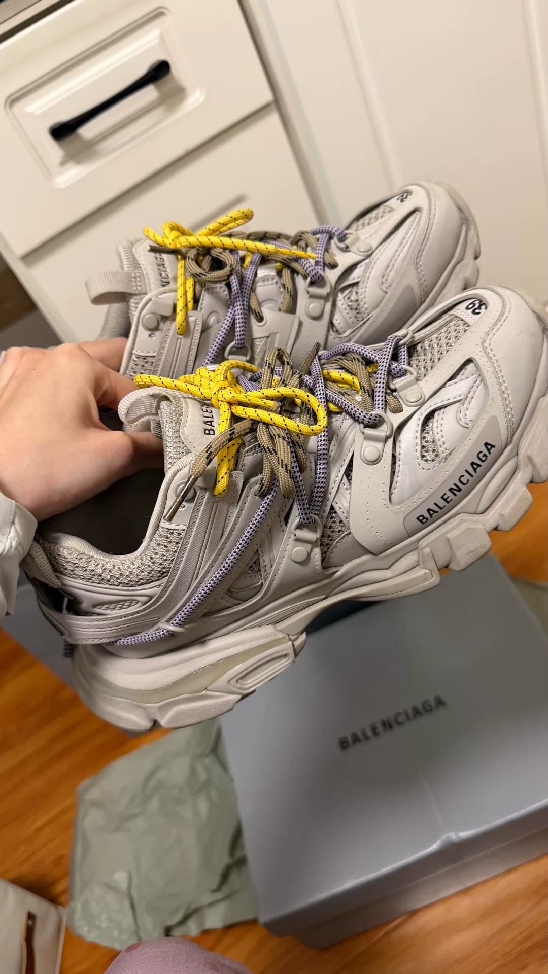 Трек Balenciaga желтого и фиолетового цветов, соответствующий размеру 39, куплен в офлайн-магазинах в марте, гарантированная подлинность коробки