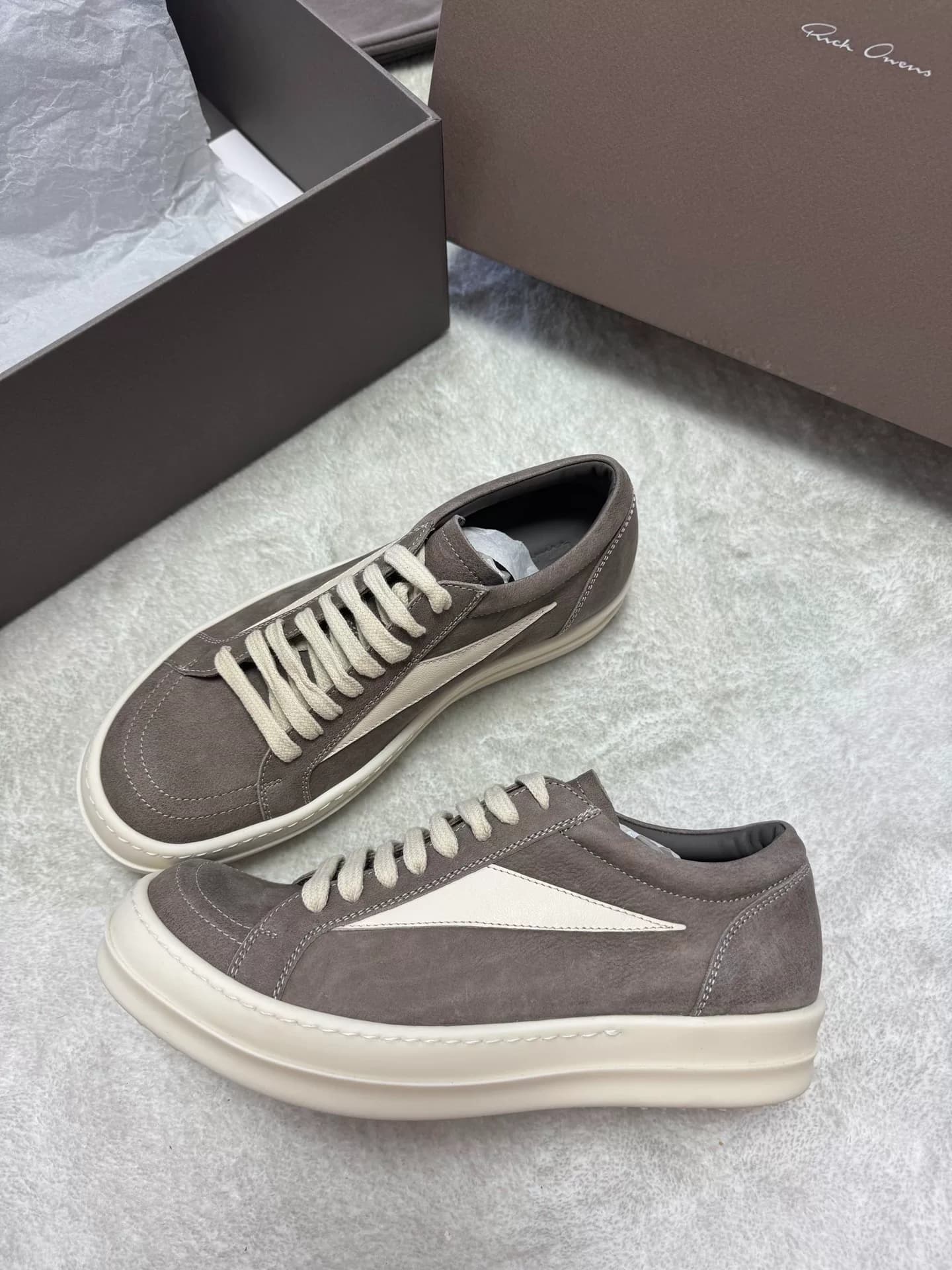 Удобная и универсальная модная доска с глубоким вырезом от Rick Owens DRKSHDW