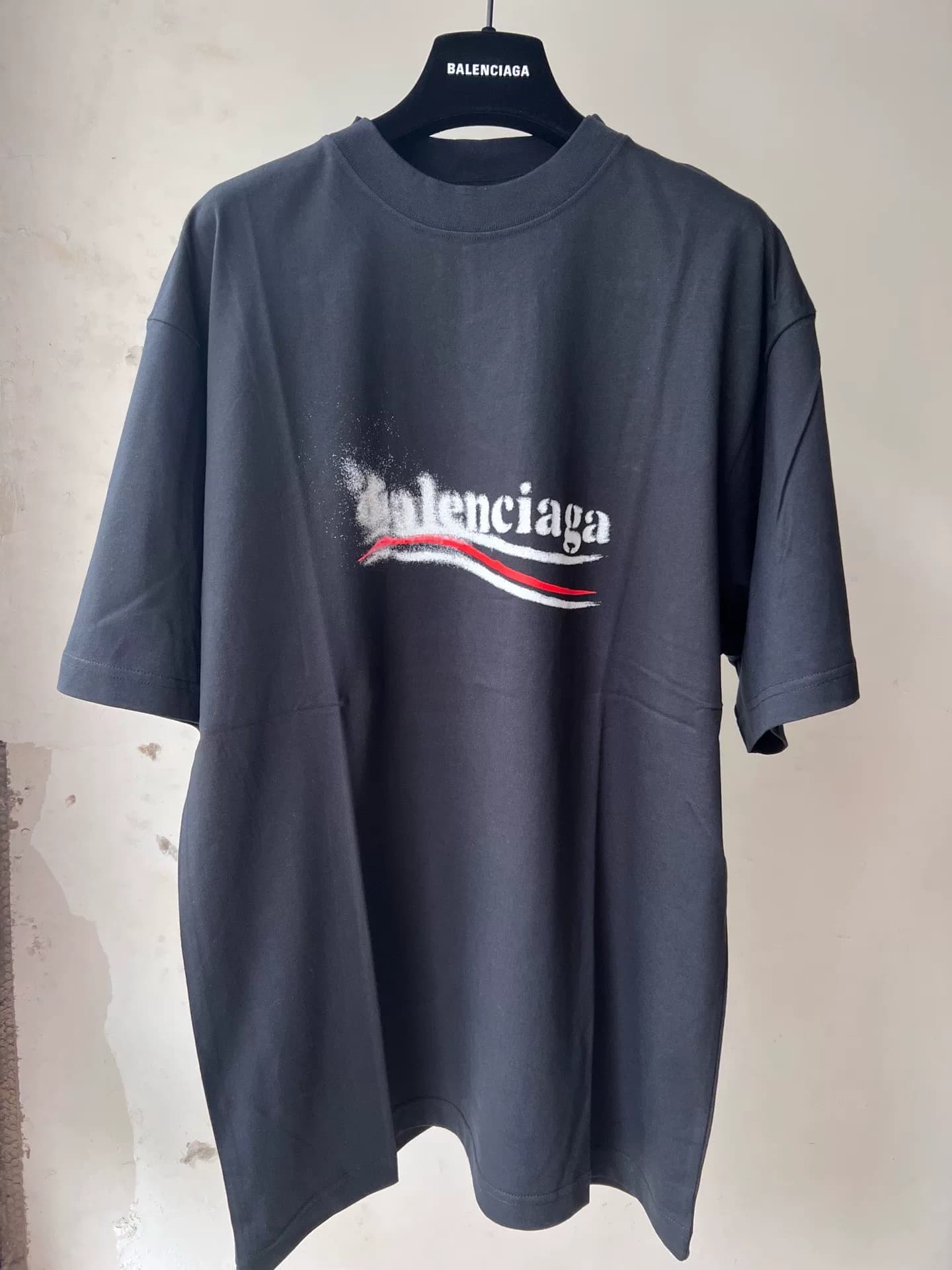 Футболка Balenciaga Balenciaga SS24 с буквенным принтом, круглым вырезом и коротким рукавом.
