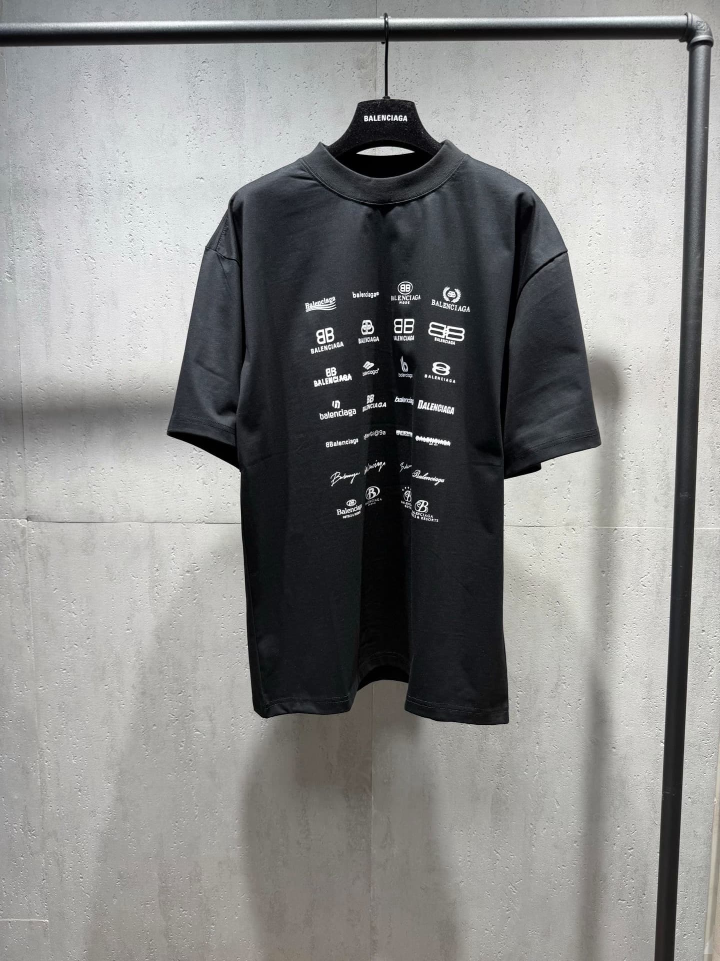 Balenciaga Balenciaga SS23 с буквенным принтом и логотипом на коротком рукаве