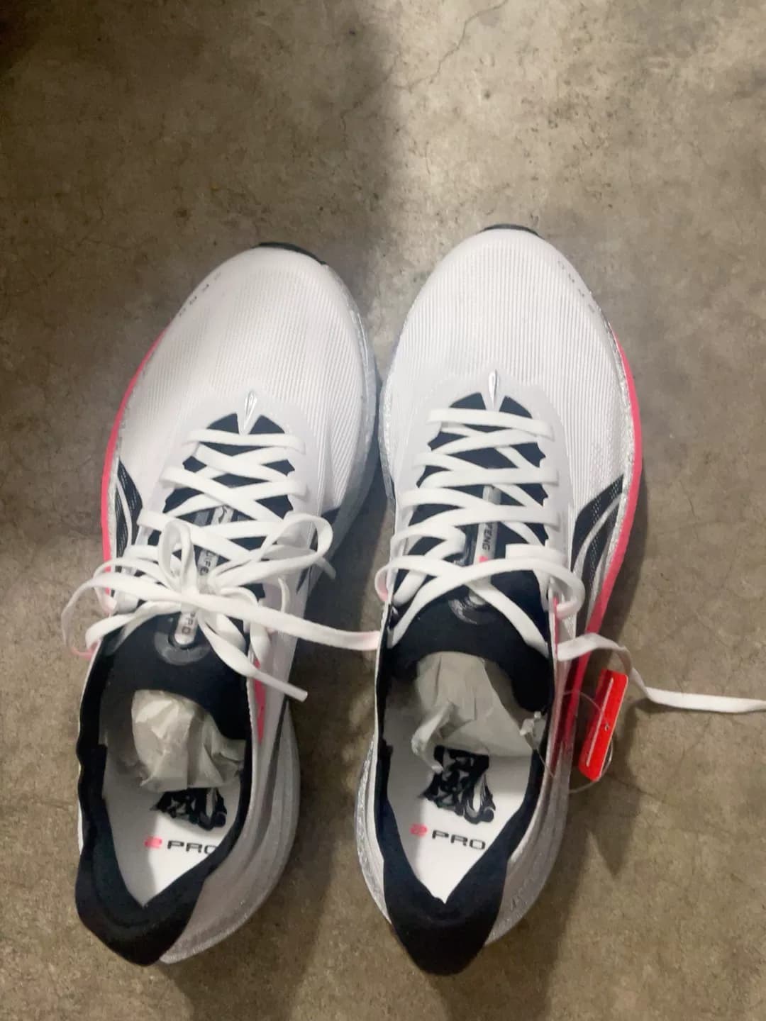 Совершенно новые кроссовки Li Ning chasing wind pro2, белого, черного и розового цветов, бирка на месте, не изношены, готового цвета.