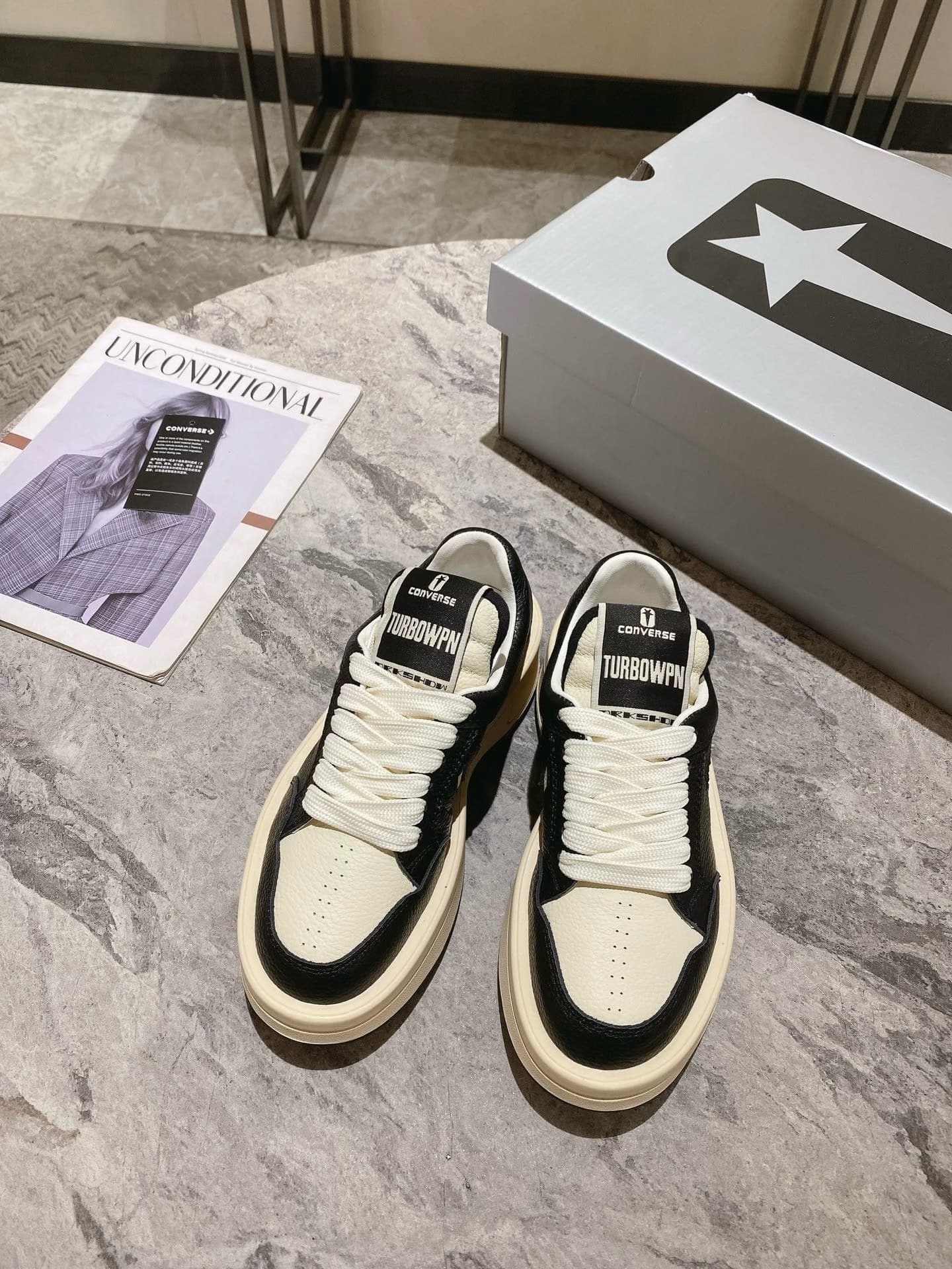 Совместные модели пар с глубоким вырезом от RickOwens