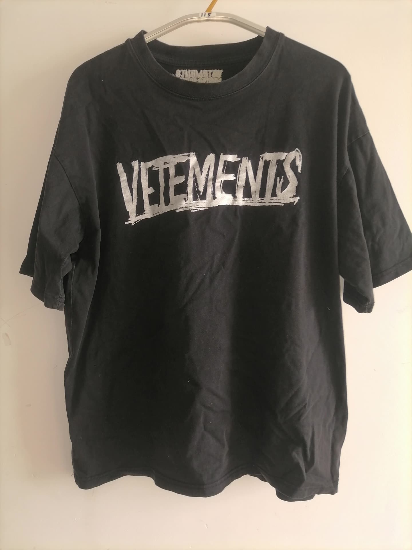 Черная футболка VETEMENTS с короткими рукавами |с буквенным принтом в виде граффити|свободного кроя