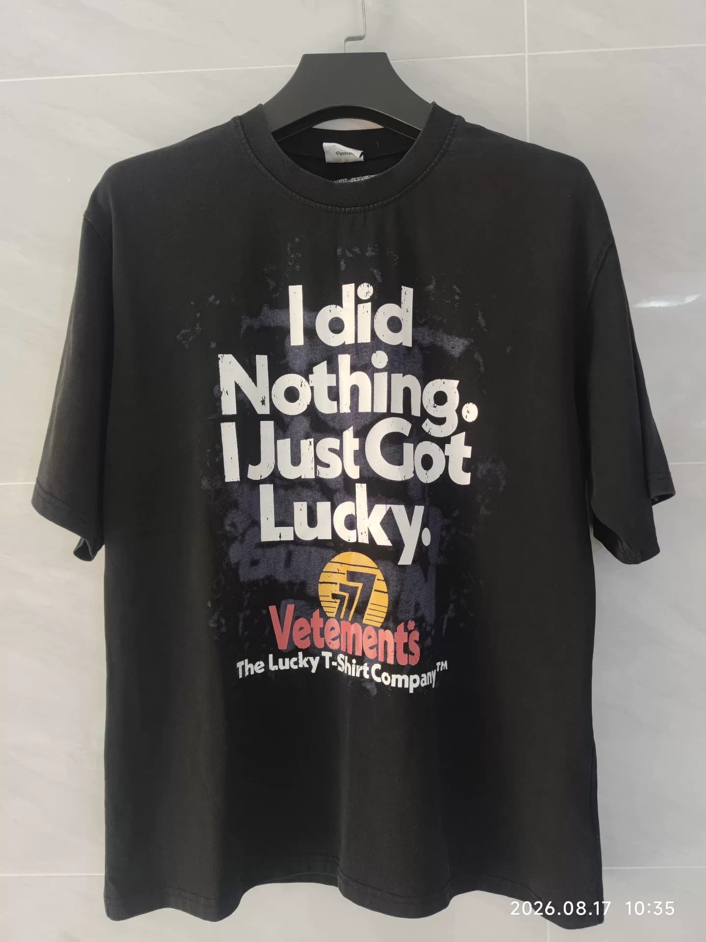 Выстиранная и поношенная футболка с короткими рукавами VETEMENTS Lucky 777