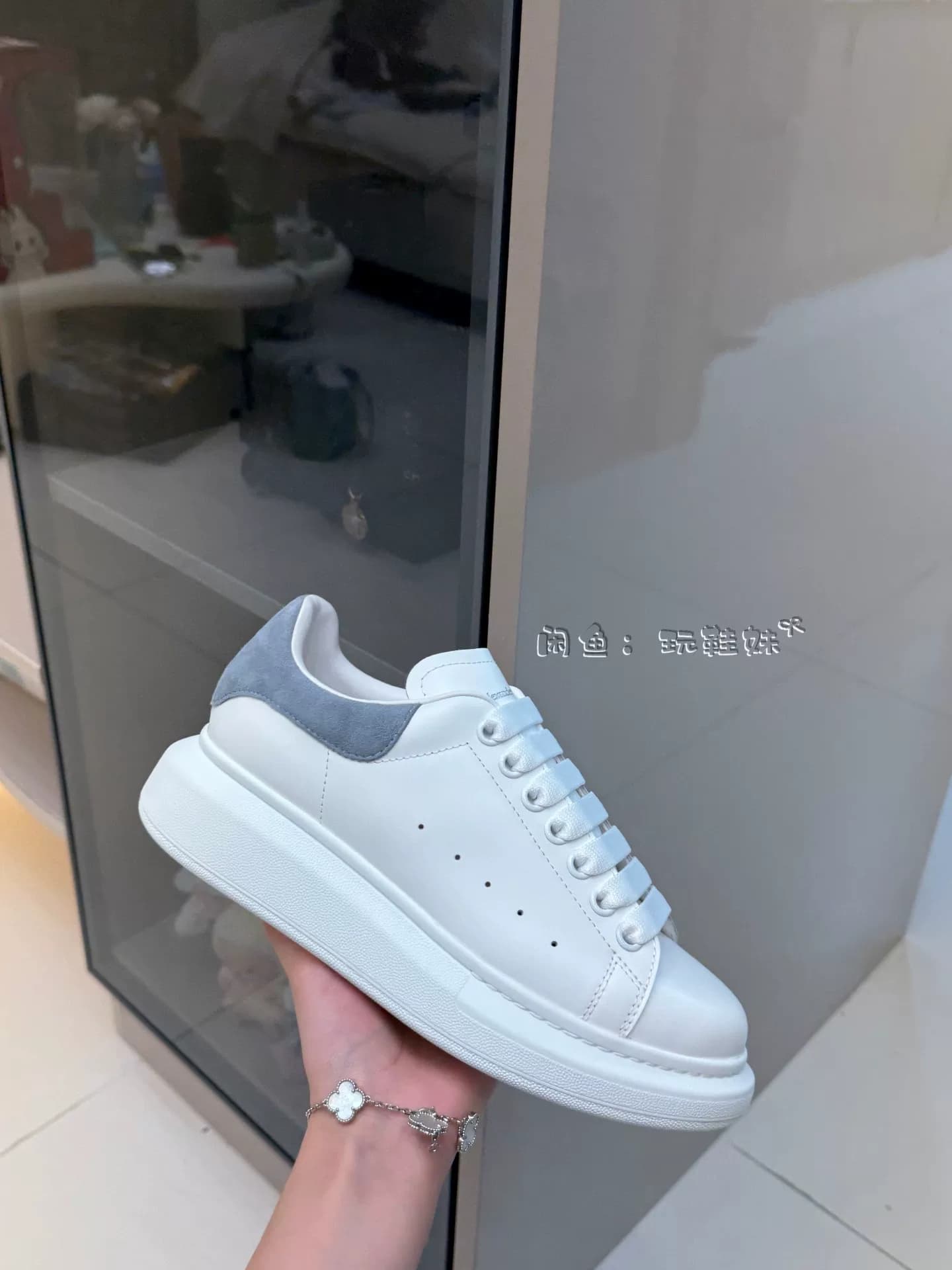 белые туфли McQueen, повседневная обувь haze blue, кроссовки и аксессуары - это завершенные и модные аксессуары.