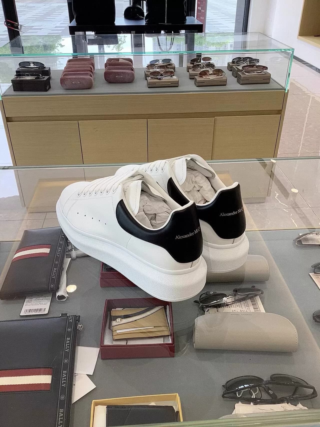Белые туфли McQueen, черный кожаный хвост, дымчатый, синий, белый и серый хвост, одинаковый стиль для мужчин и женщин.