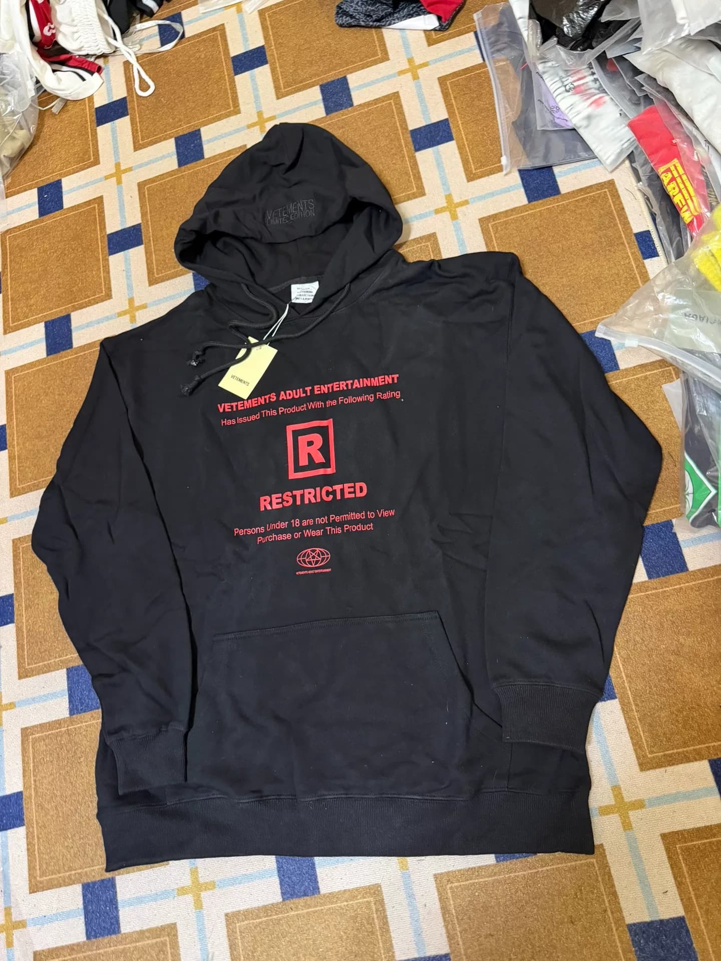 свитер vetements размер m, обхват груди 114, длина 7