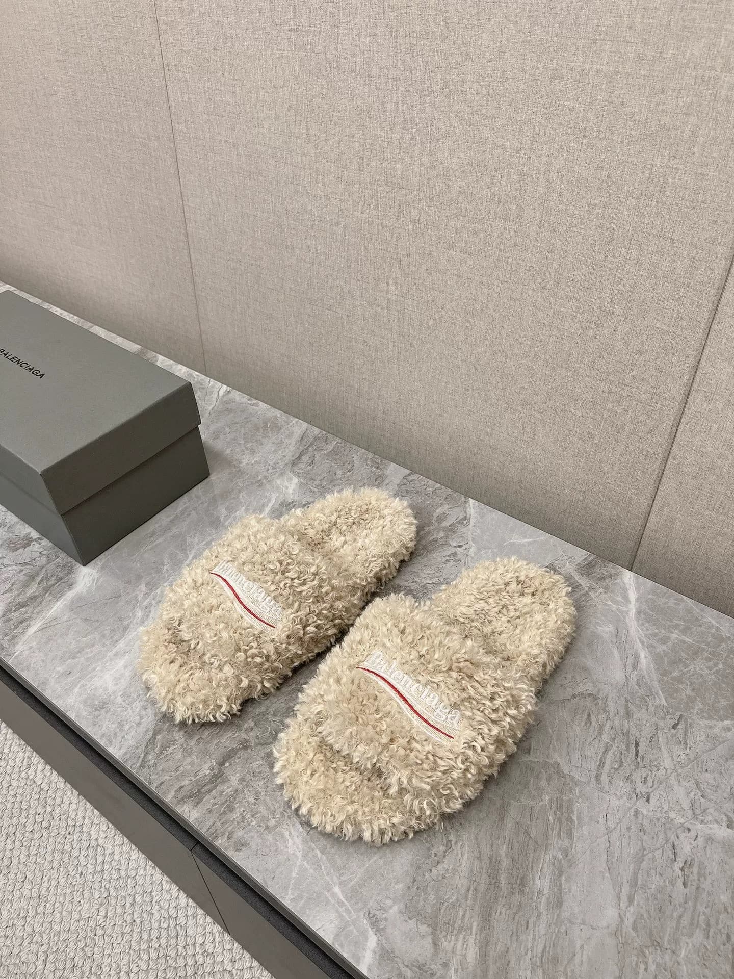 Balenciaga / новые хлопковые тапочки от Balenciaga / пара хлопковых тапочек из саржи с вышивкой cola / супер модные шерстяные тапочки Balenciaga / па…