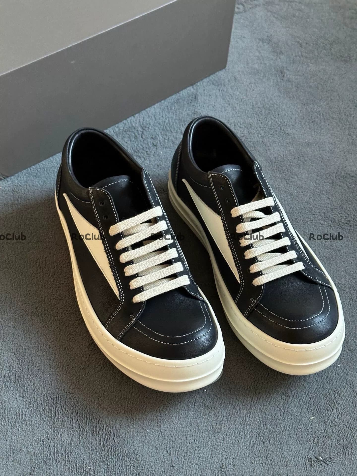 Фургоны RO Owens Rickowens, нарушающие авторские права, черные