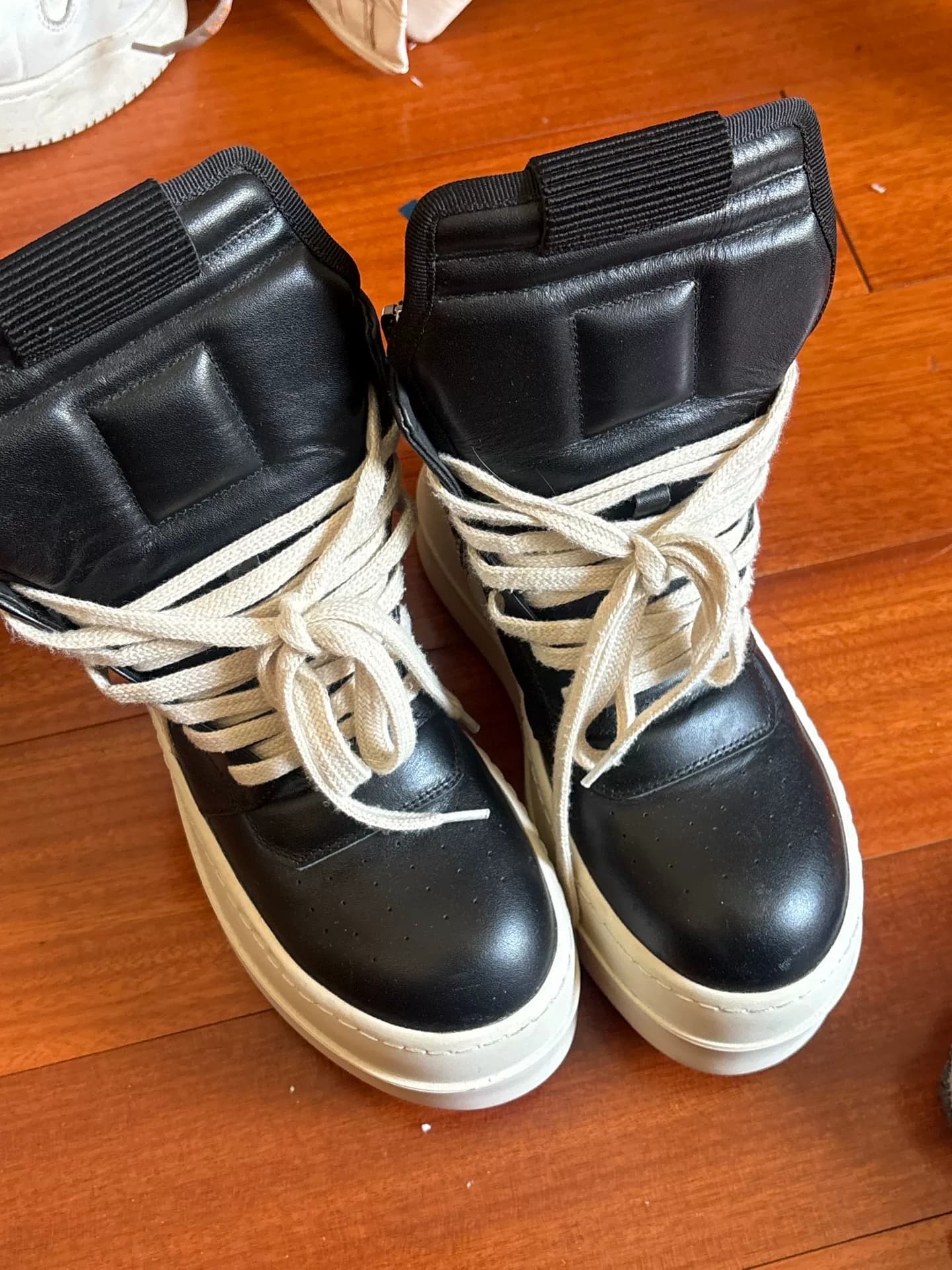 90% новые туфли с высоким берцем в виде перевернутого треугольника от Rick Owens черного и белого цветов в тон моделям на толстой подошве