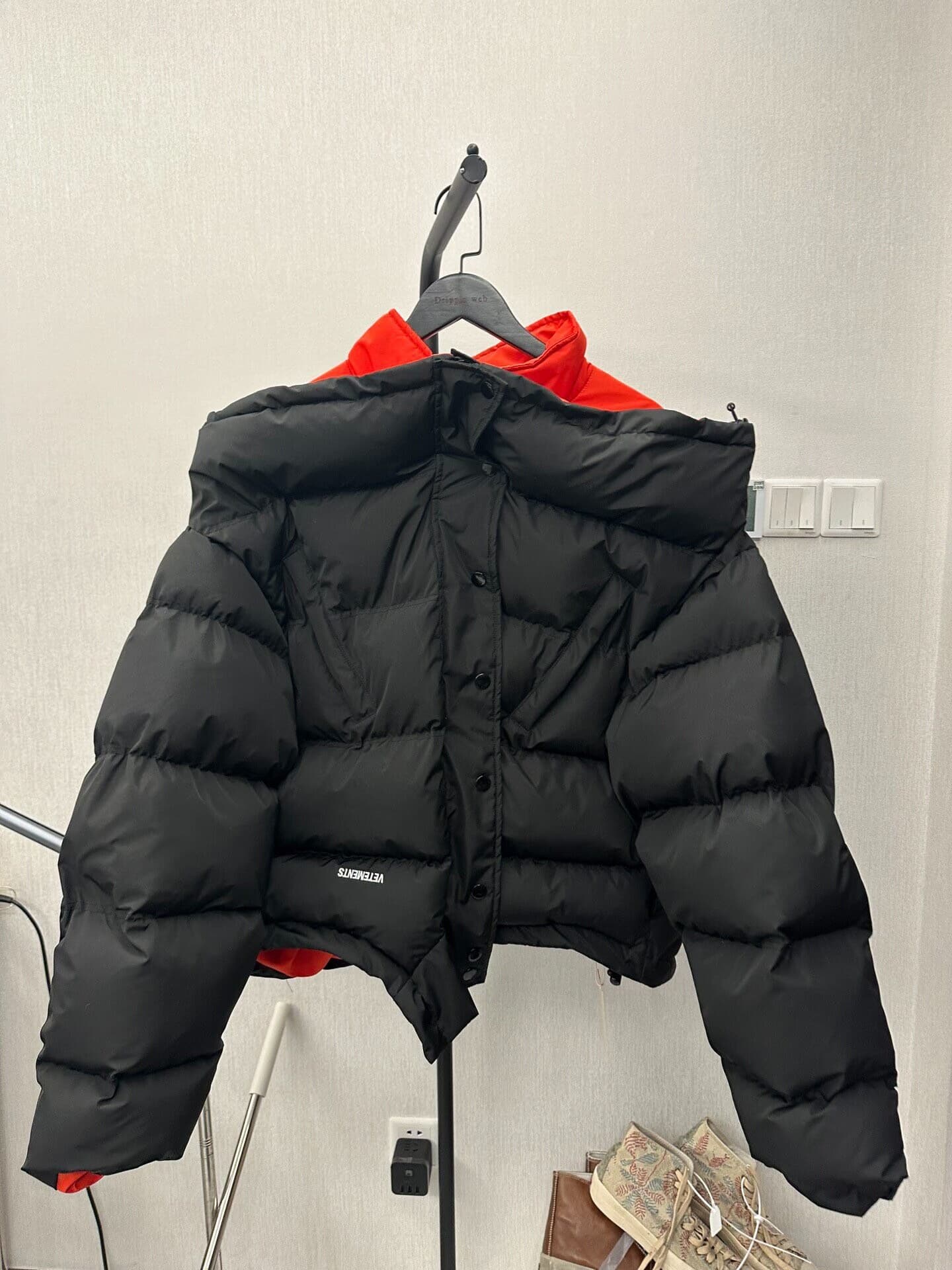 Показ милого перевернутого хлопчатобумажного костюма Vetements 2020FW