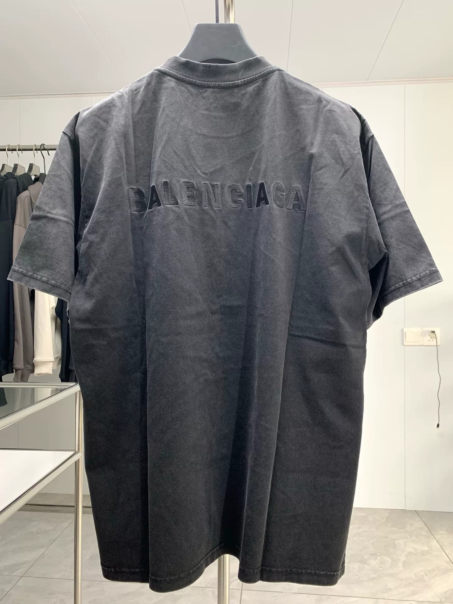 Буква L от Balenciaga Paris высокой четкости до и после