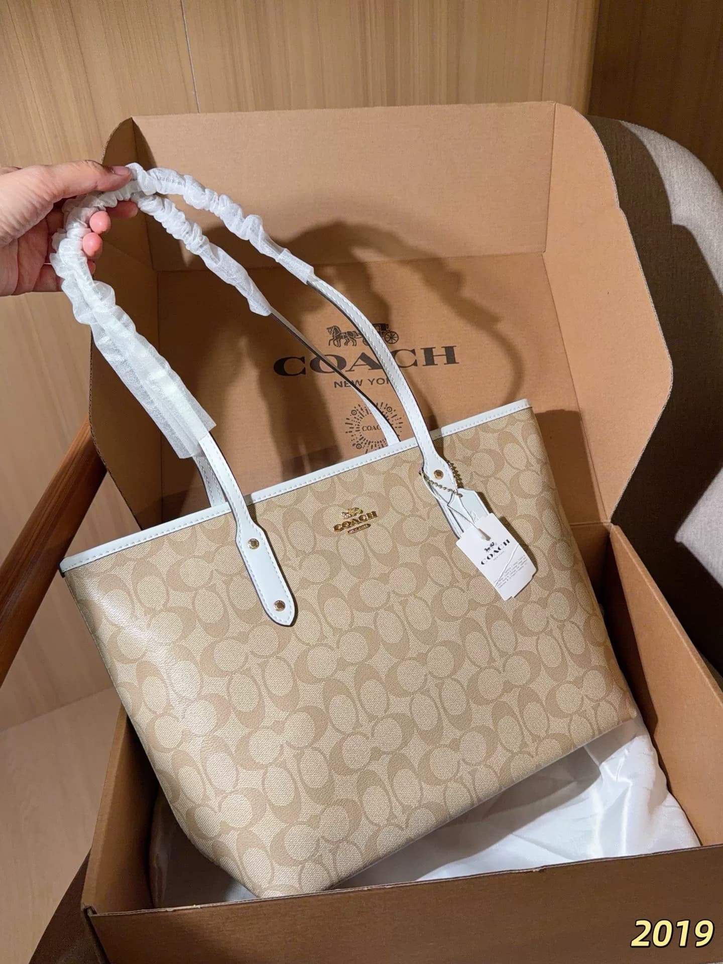 Сумка-тотализатор Coach City Tote в версии на молнии/