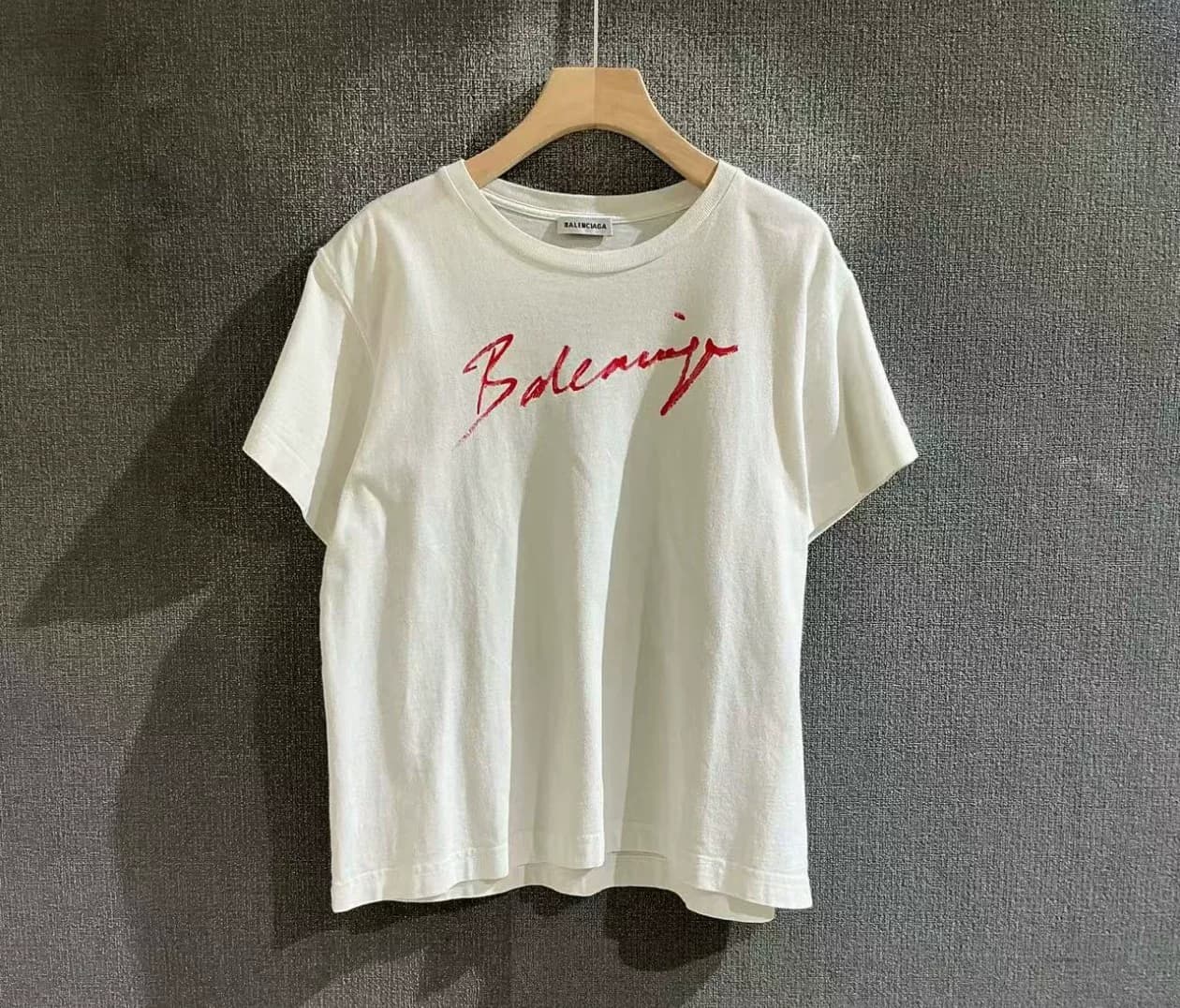 Натуральная рубашка с короткими рукавами Balenciaga размера m, 95% новая, хорошо сохранившаяся.Красный логотип, классическая сотня