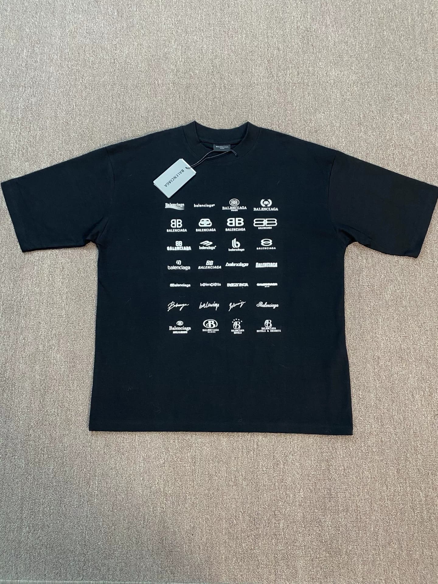 Футболка с короткими рукавами и полным принтом с логотипом Balenciaga от Balenciaga Top edition