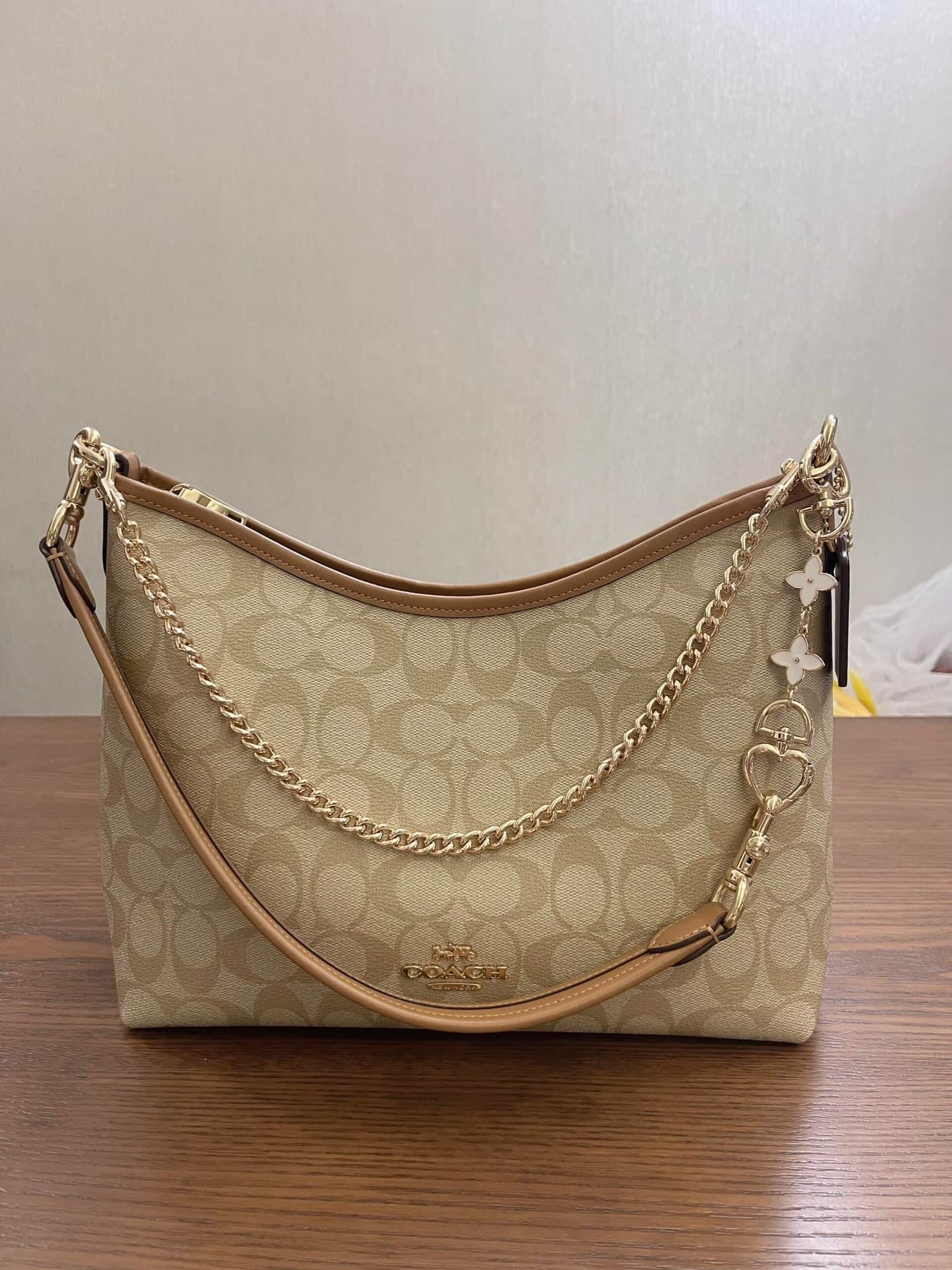 Сумка в клетку Coach stray bag цвета молочного чая, совершенно новая и неиспользованная, классическая, среднего размера, можно использовать для поезд…