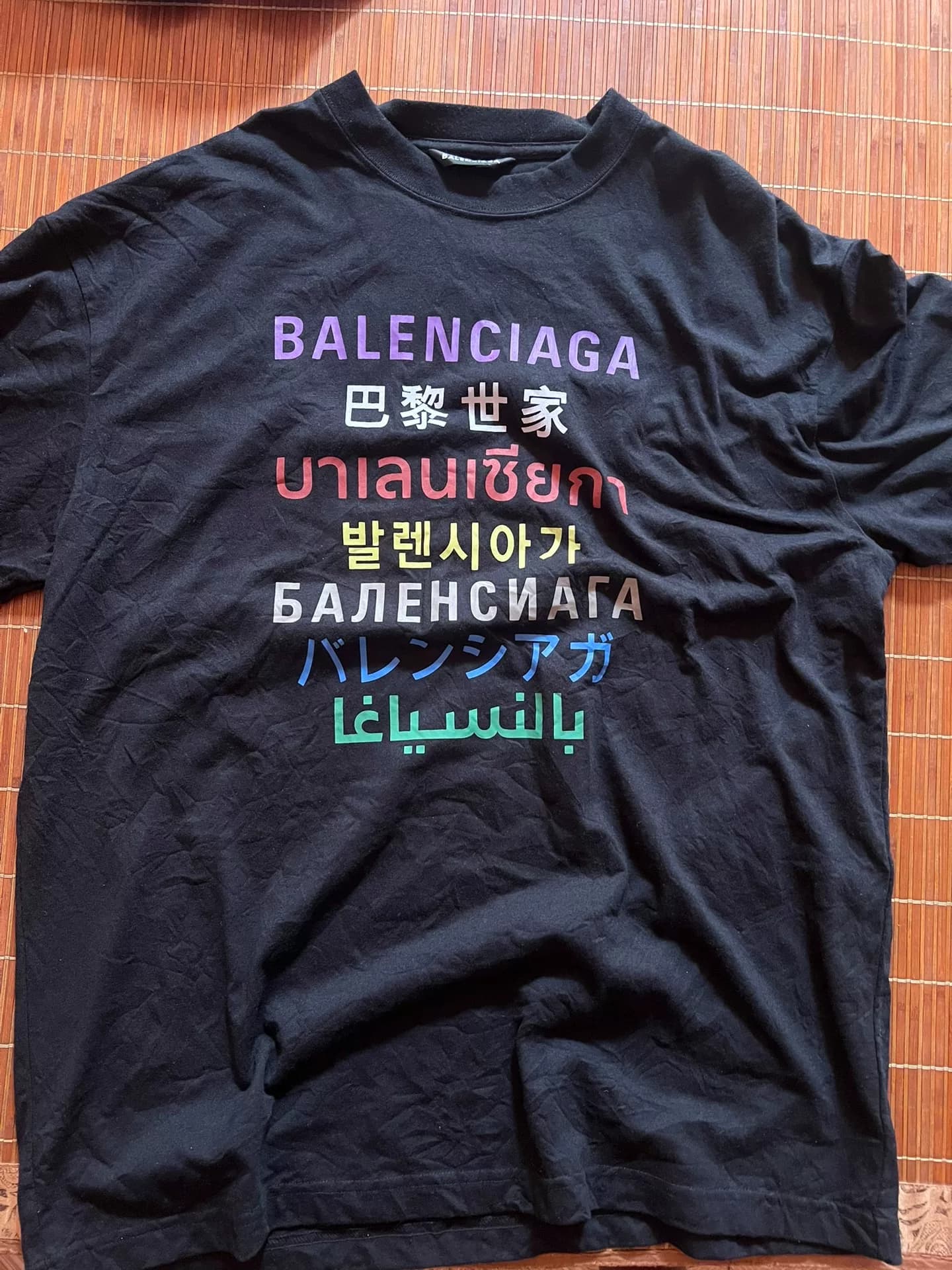 Футболка Balenciaga на семь языков, размер S, не оригинал, если нравится — берите