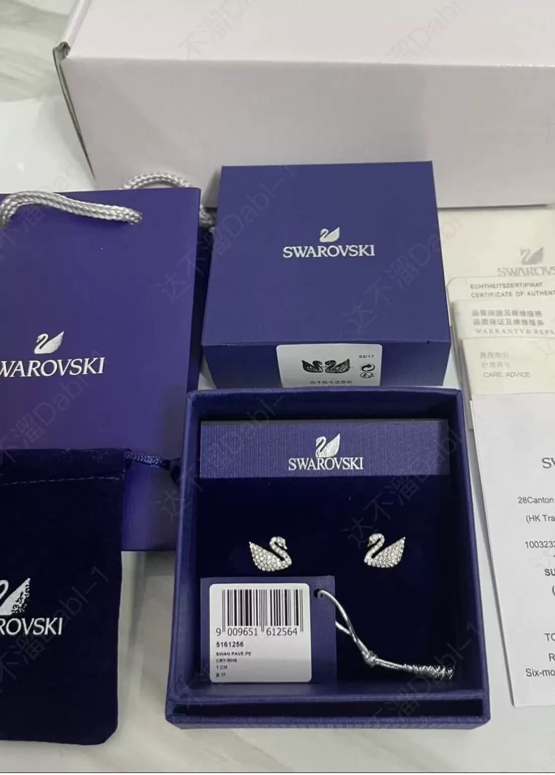 Серьги Swarovski swan, совершенно новые, в полной упаковке, с кодом защиты от подделок, которые можно проверить, подарки от