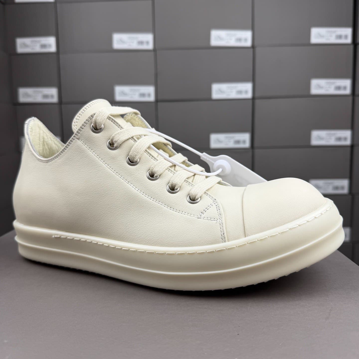 Кроссовки RICK OWENS Converse из молочно-белой воловьей кожи с низким берцем.