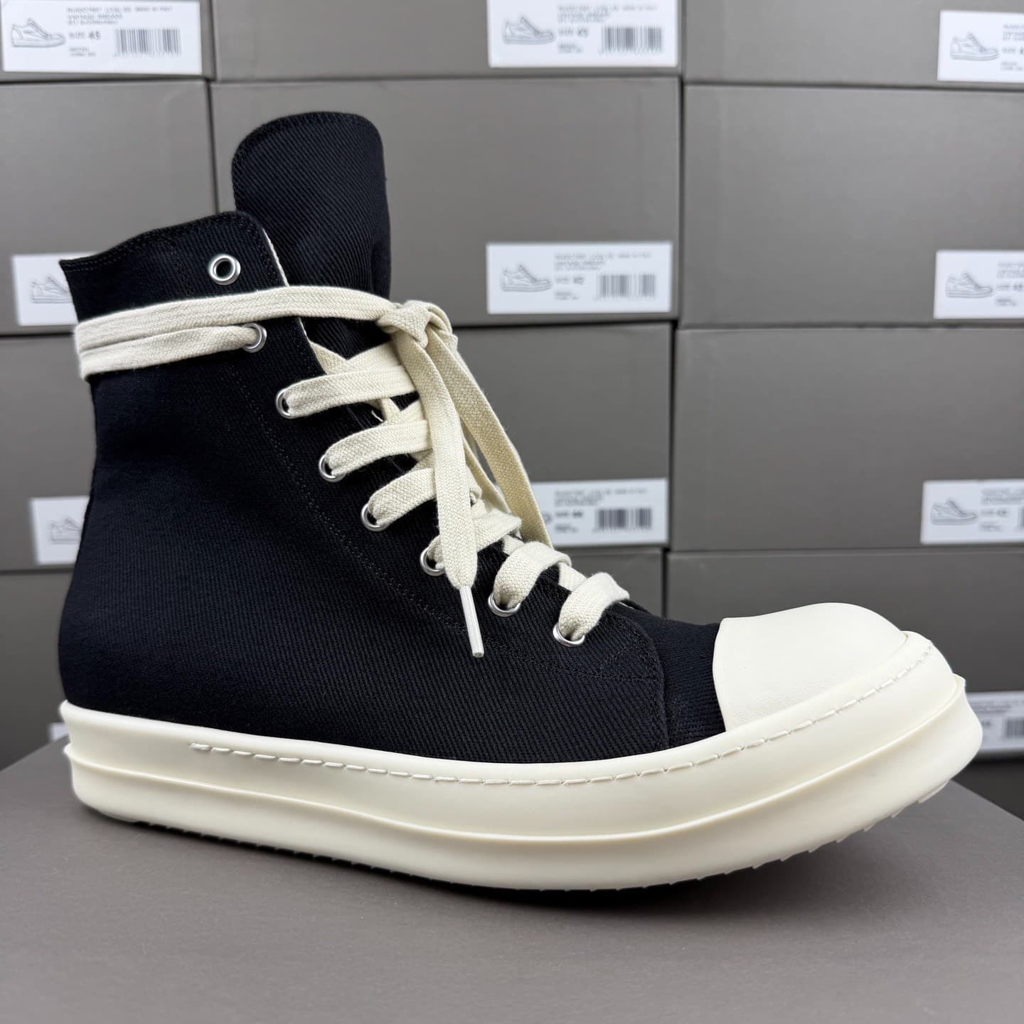 Черно-белые парусиновые кроссовки Converse от РИКА ОУЭНСА с высоким берцем из натуральной кожи.