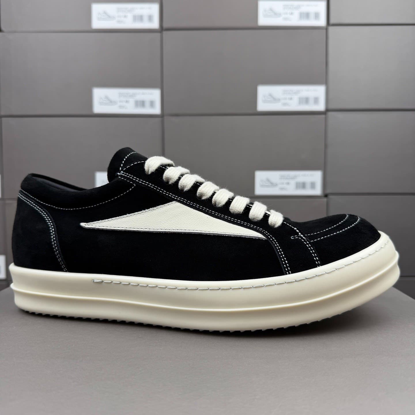 Кроссовки RICK OWENS из бело-серой замши с низким берцем