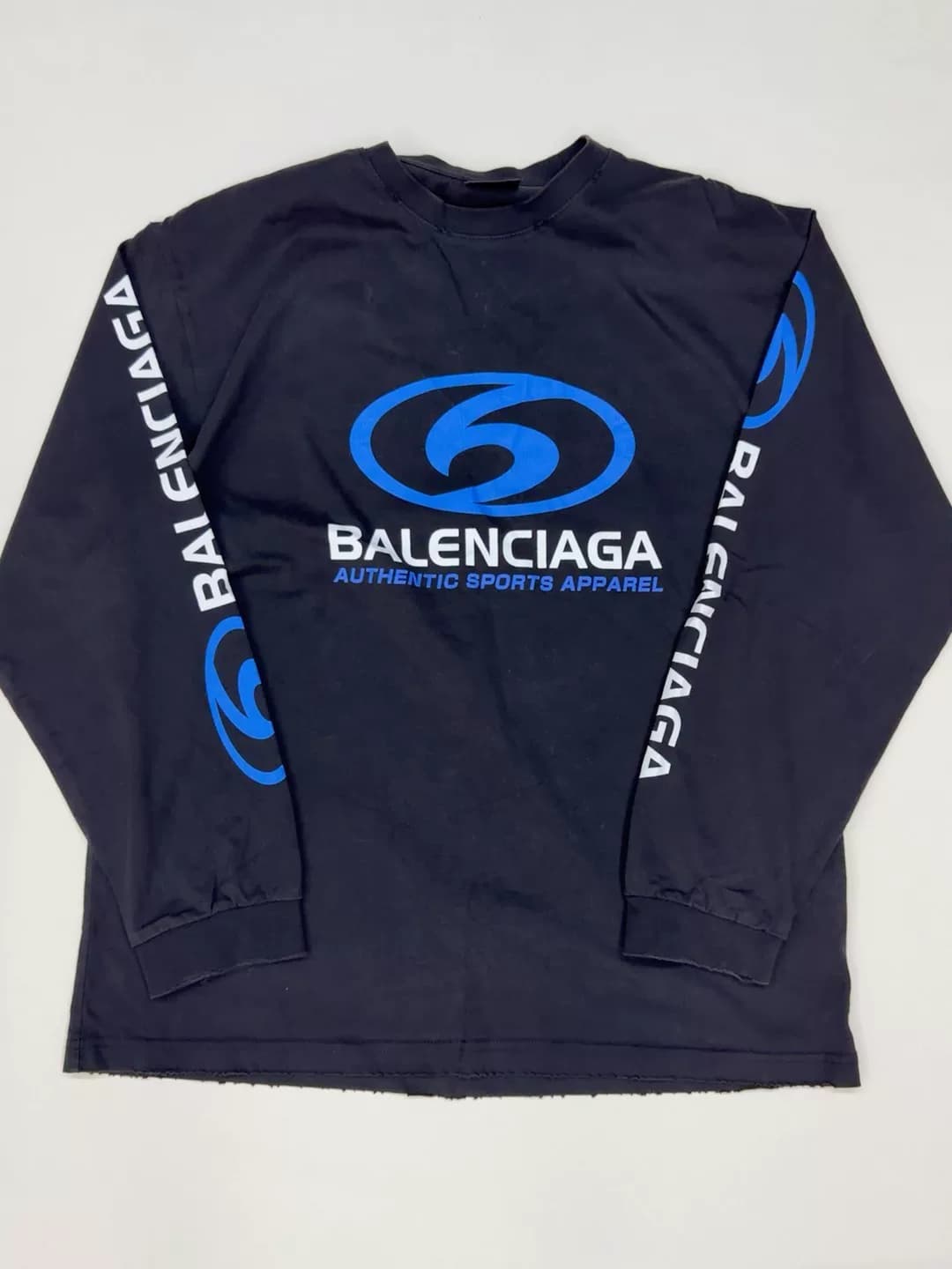 Тонкий свитер Balenciaga с длинными рукавами размера l практически новый