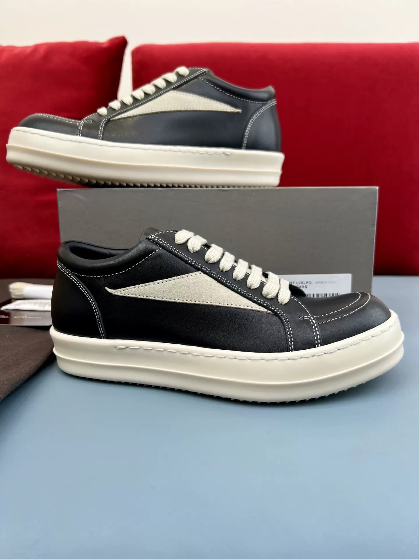 доска RICK OWENS/RO с круглой головкой на шнуровке, плоским дном и низким верхом.