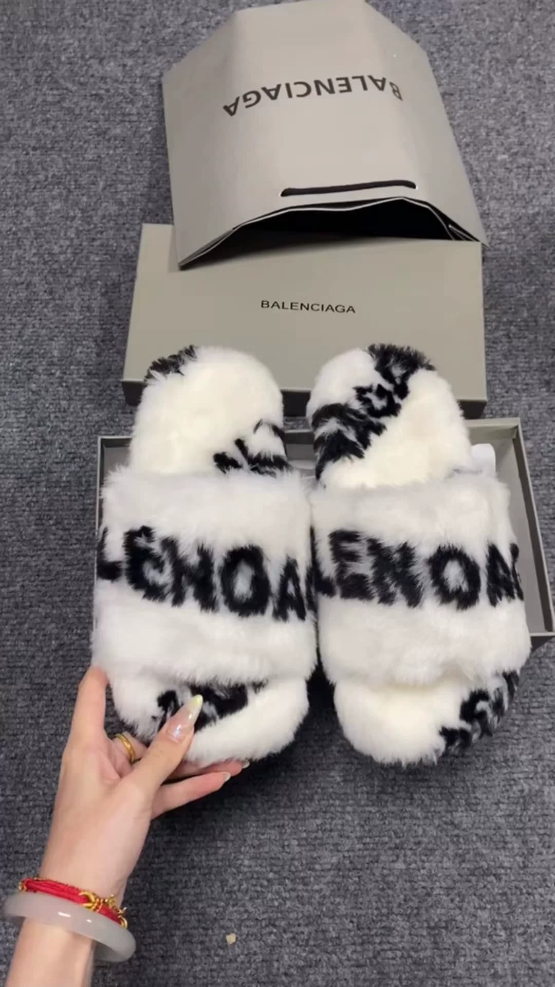 Абсолютно новые, для личного пользования, плюшевые тапочки Balenciaga от Balenciaga, черно-белые, в тон, с объемными печатными буквами, из мягкого во…