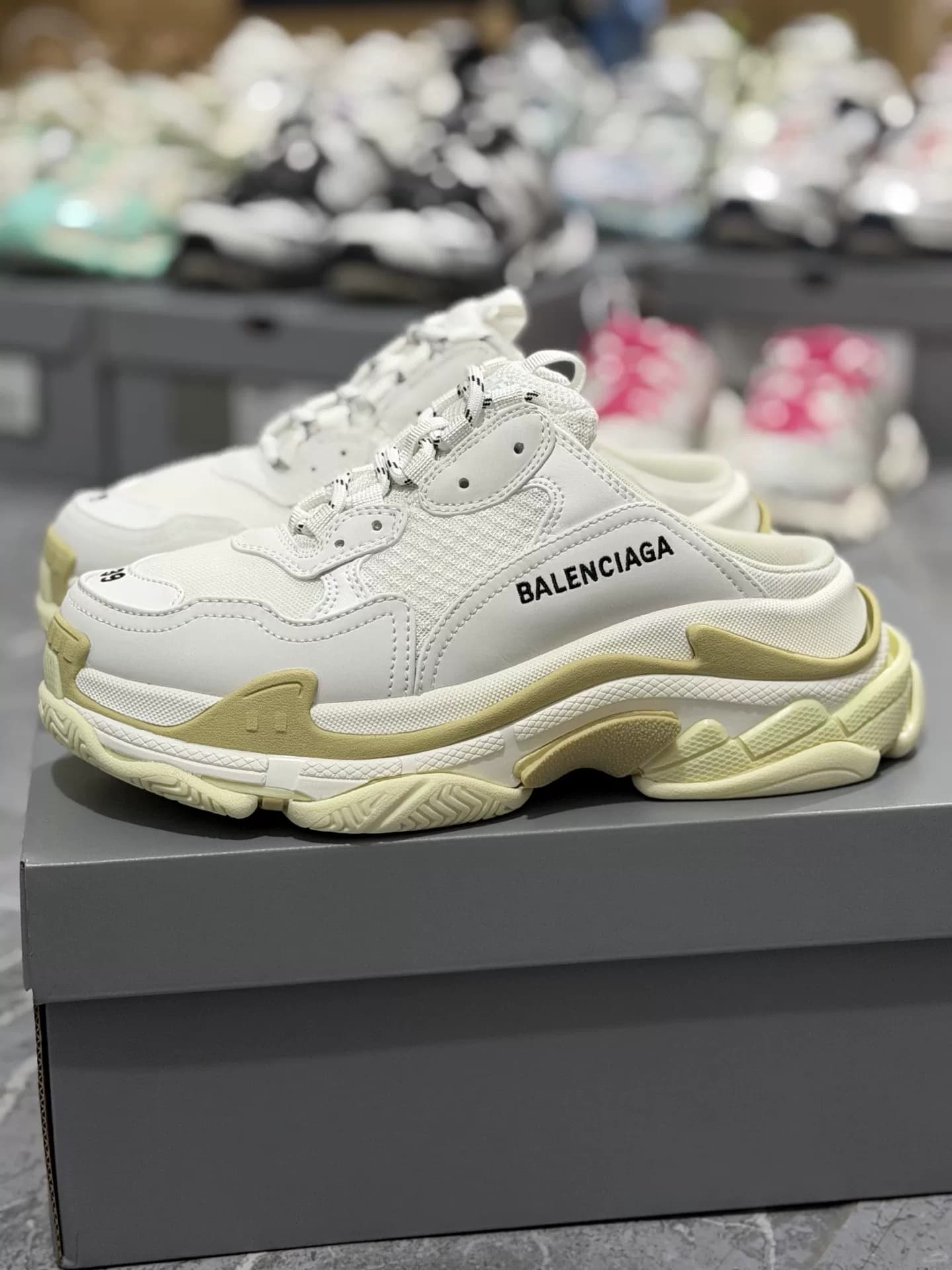 Совершенно новые туфли Balenciaga Balenciaga Triple S daddy от Balenciaga, белые и желтые