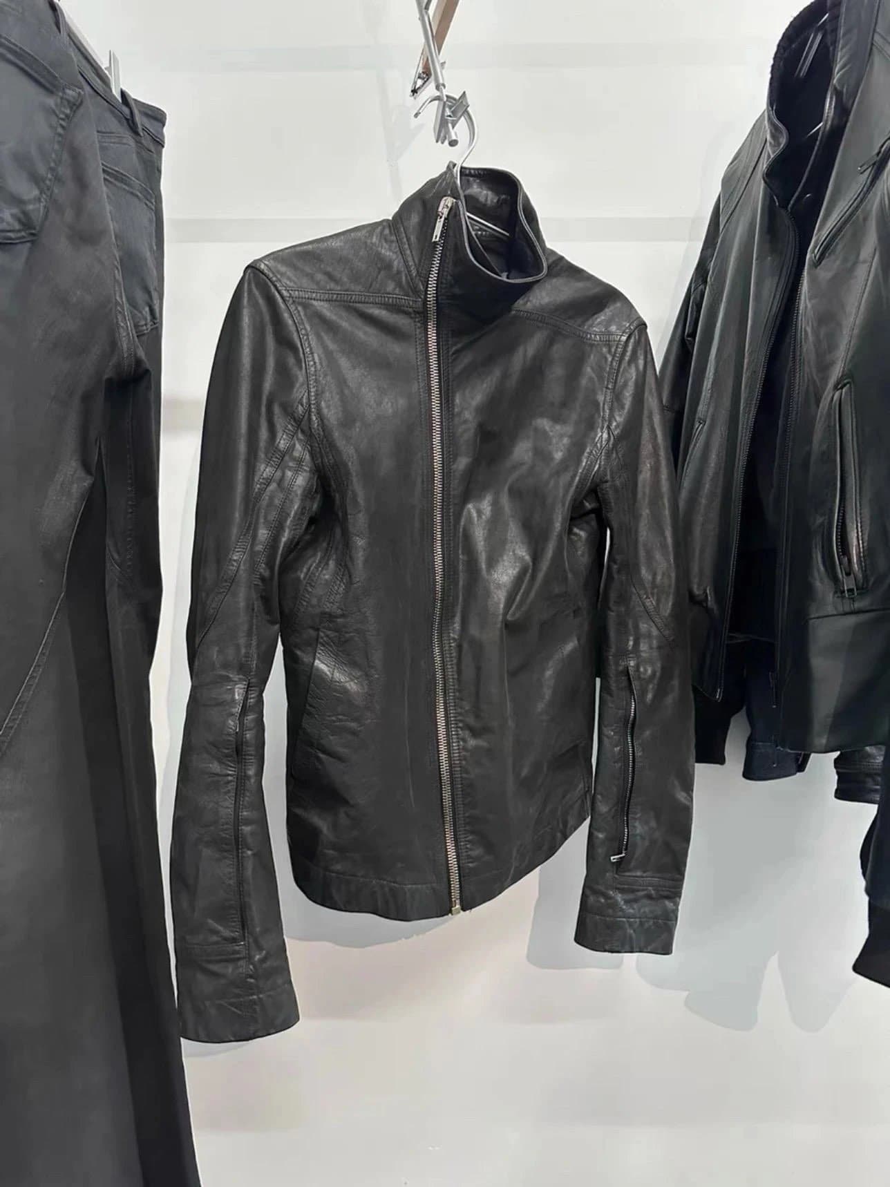 Маленькая кожаная куртка People's ism RickOwens, размер 46/48/50/52/54/56/58, Спотовая цена 2129 Примечание: 1. Продукт представляет собой прямые вол…