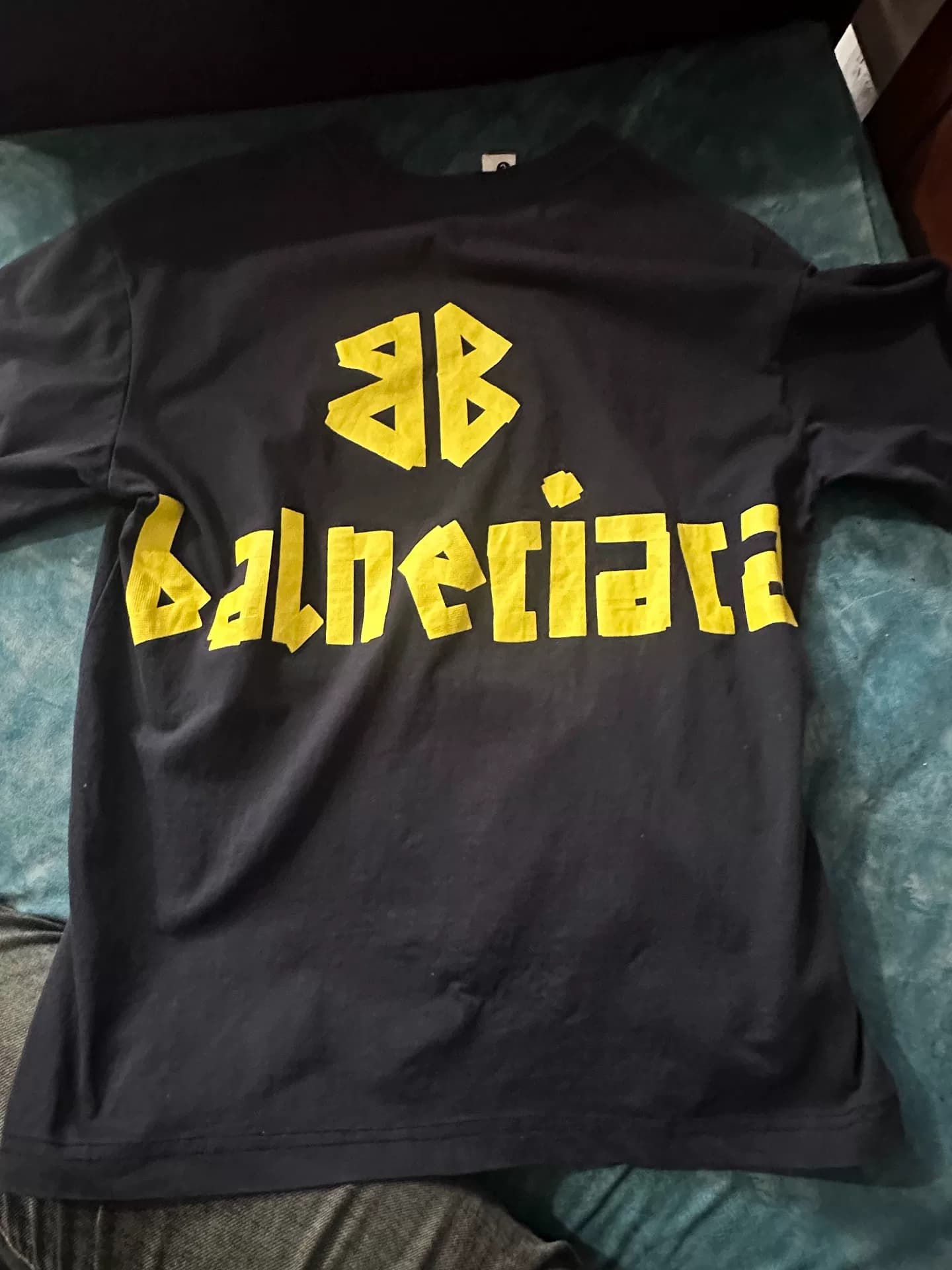 Balenciaga Черная футболка Balenciaga с короткими рукавами и желтым логотипом BB tape