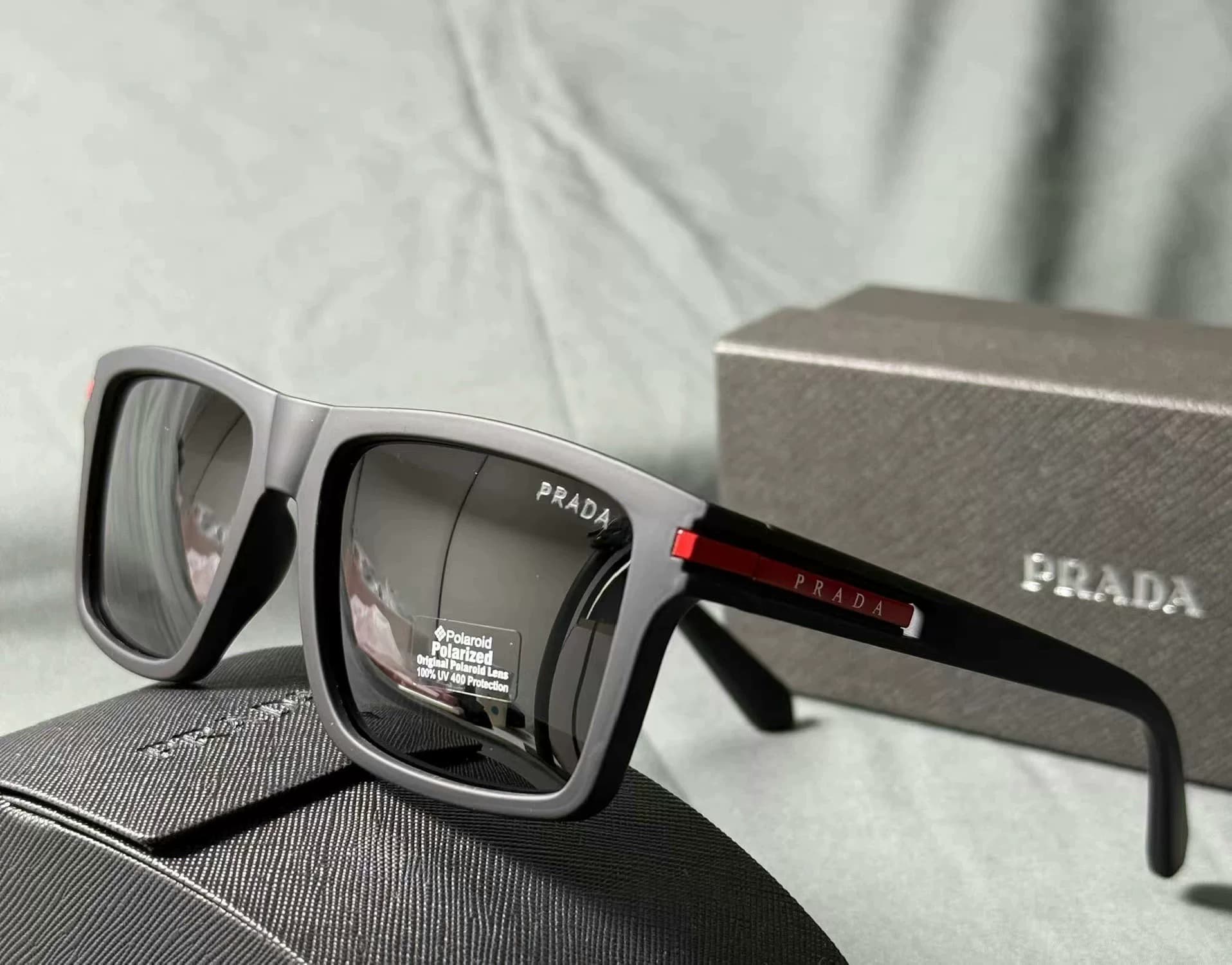 Совершенно новый и неиспользованный!Солнцезащитные очки Prada Prada 5100 black box, классические