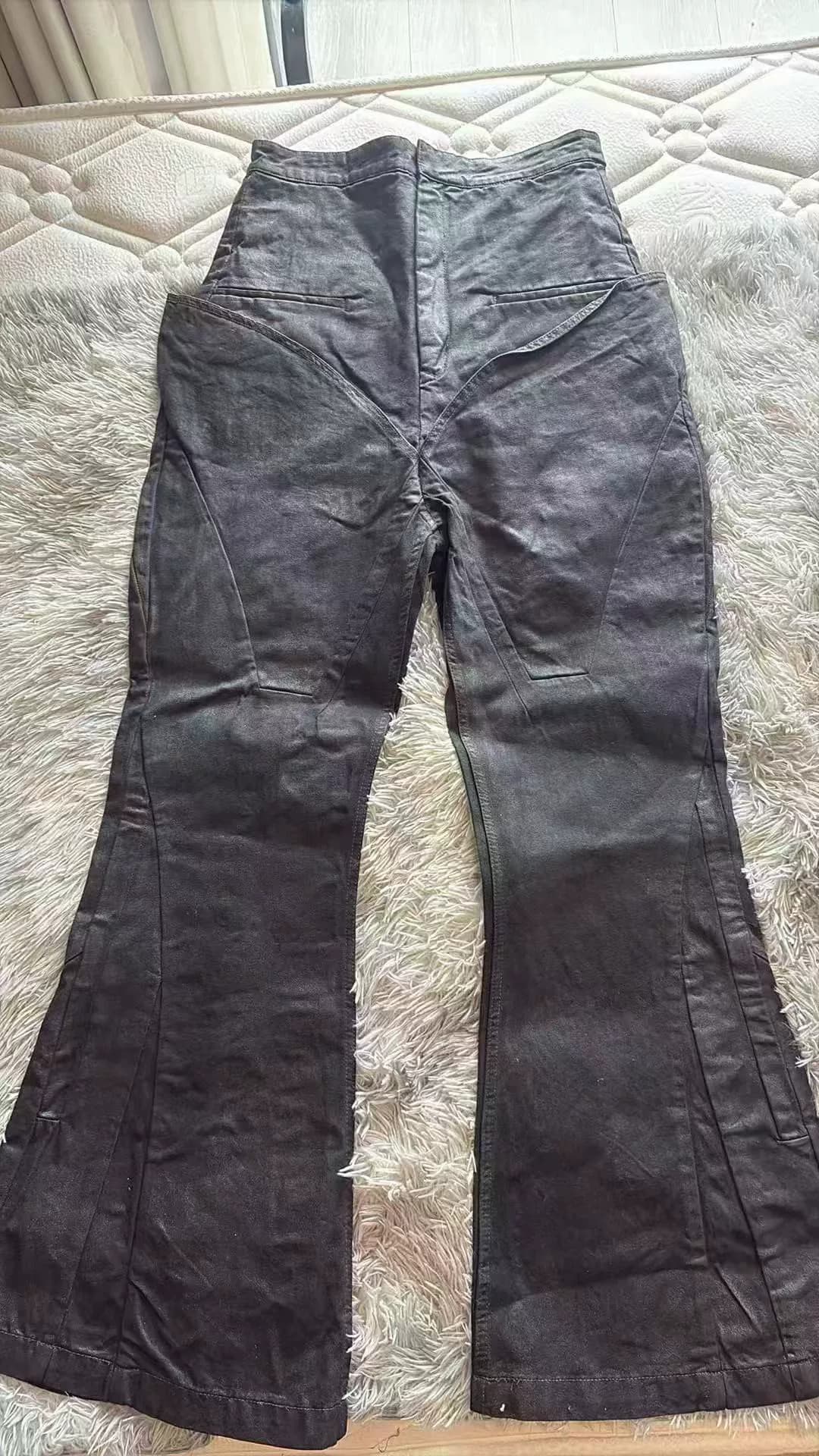 Брюки Rick Owens valgus oblique deconstructed wax от Rick Owens - это очень редкий и очень прочный материал. Внутри все включено, а качество изготовл…
