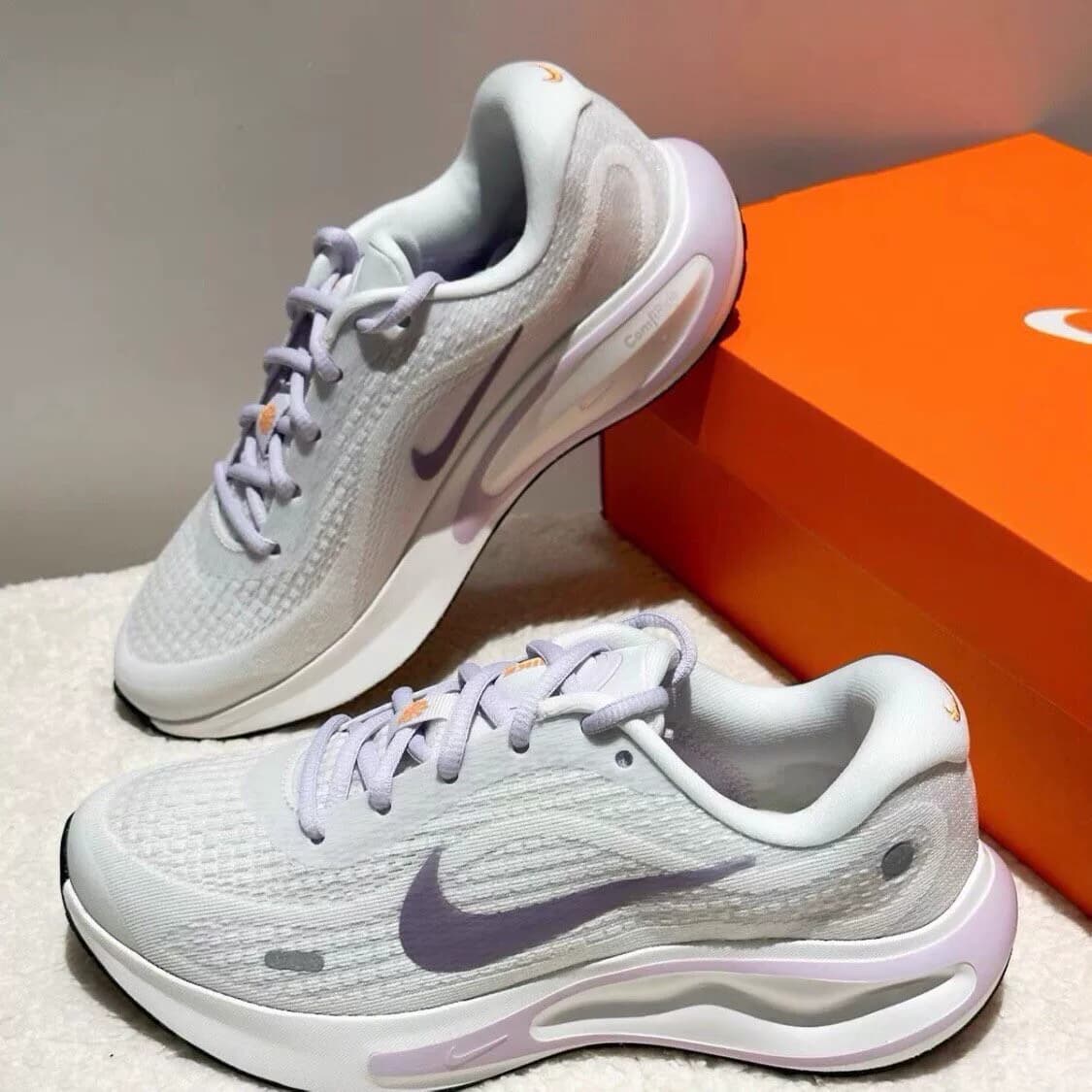 Кроссовки Nike journey+run белые и фиолетовые с низким верхом для спринта