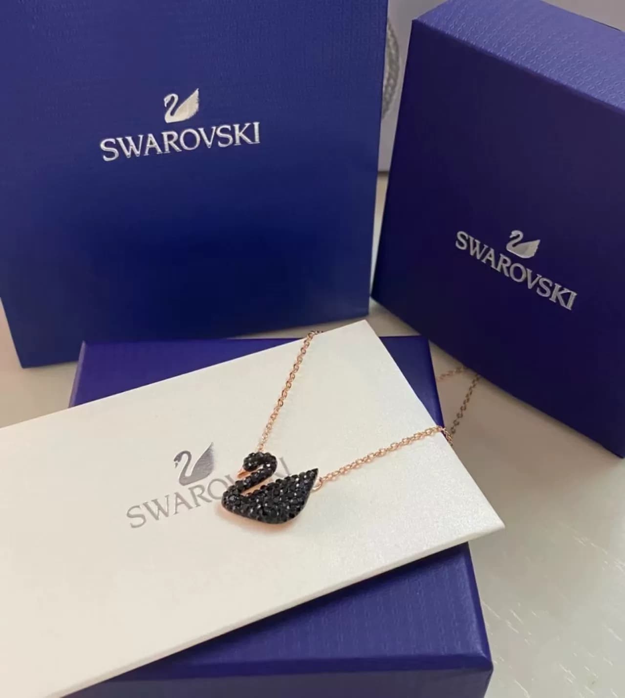 Продаю два ожерелья Swarovski black swan, купленные во флагманском магазине на официальном сайте,