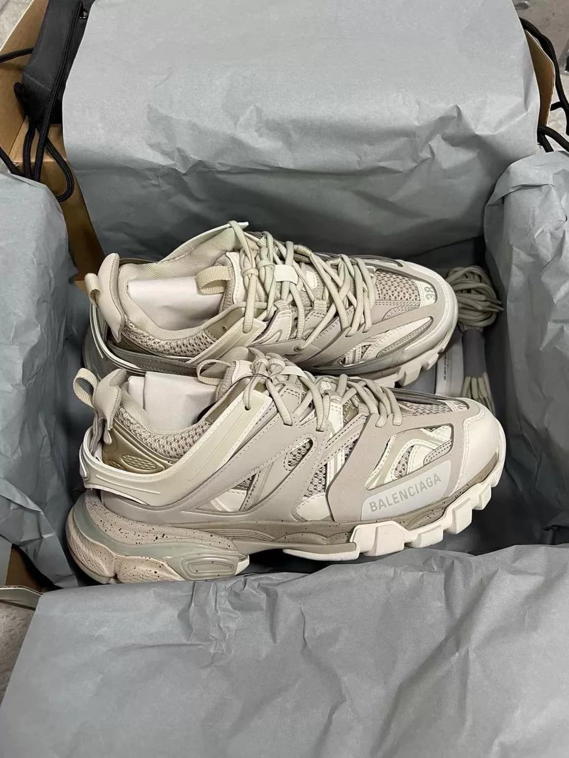 Balenciaga Баленсиага Чайно-молочный цвет 3.0