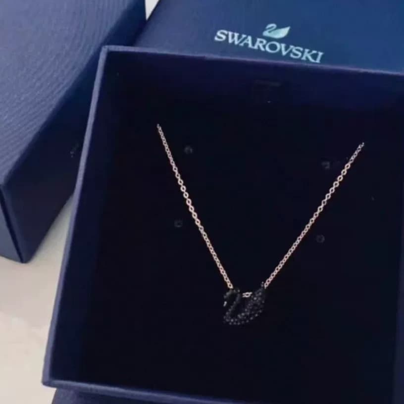 Маленькое ожерелье Swarovski из розового золота с черным лебедем