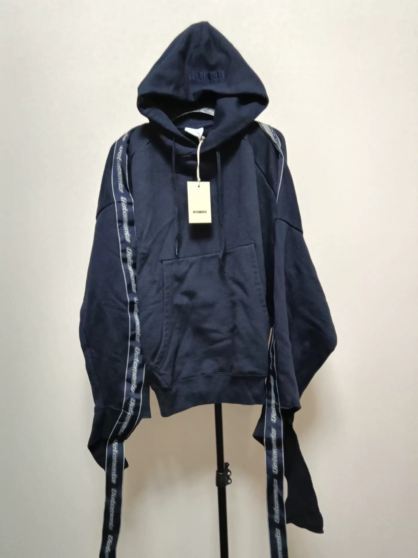Совершенно новый темно-синий свитер с капюшоном VETEMENTS, размер XS, 2018