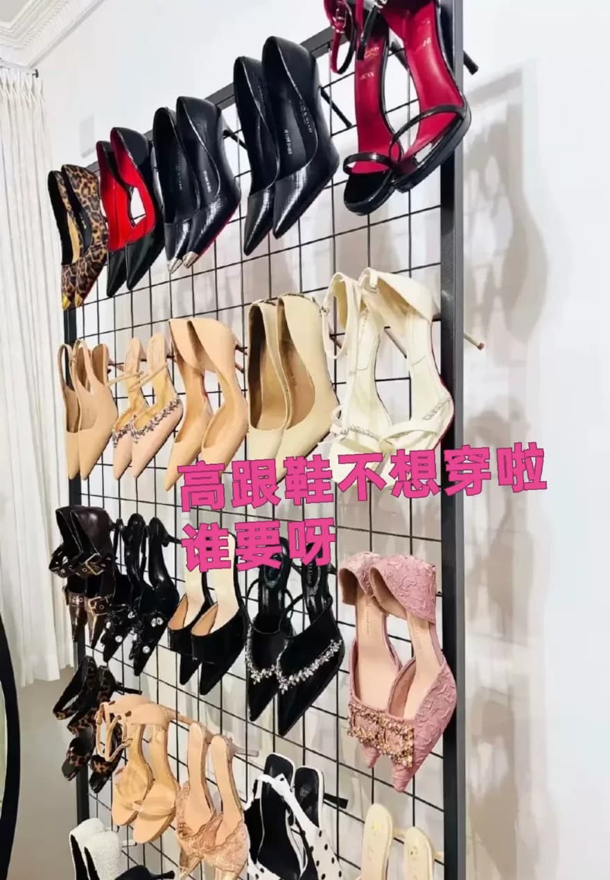 Высокие каблуки в моде. 19.9 Две пары женских туфель на высоком каблуке. Сестры обычно любят их фотографировать и покупают.