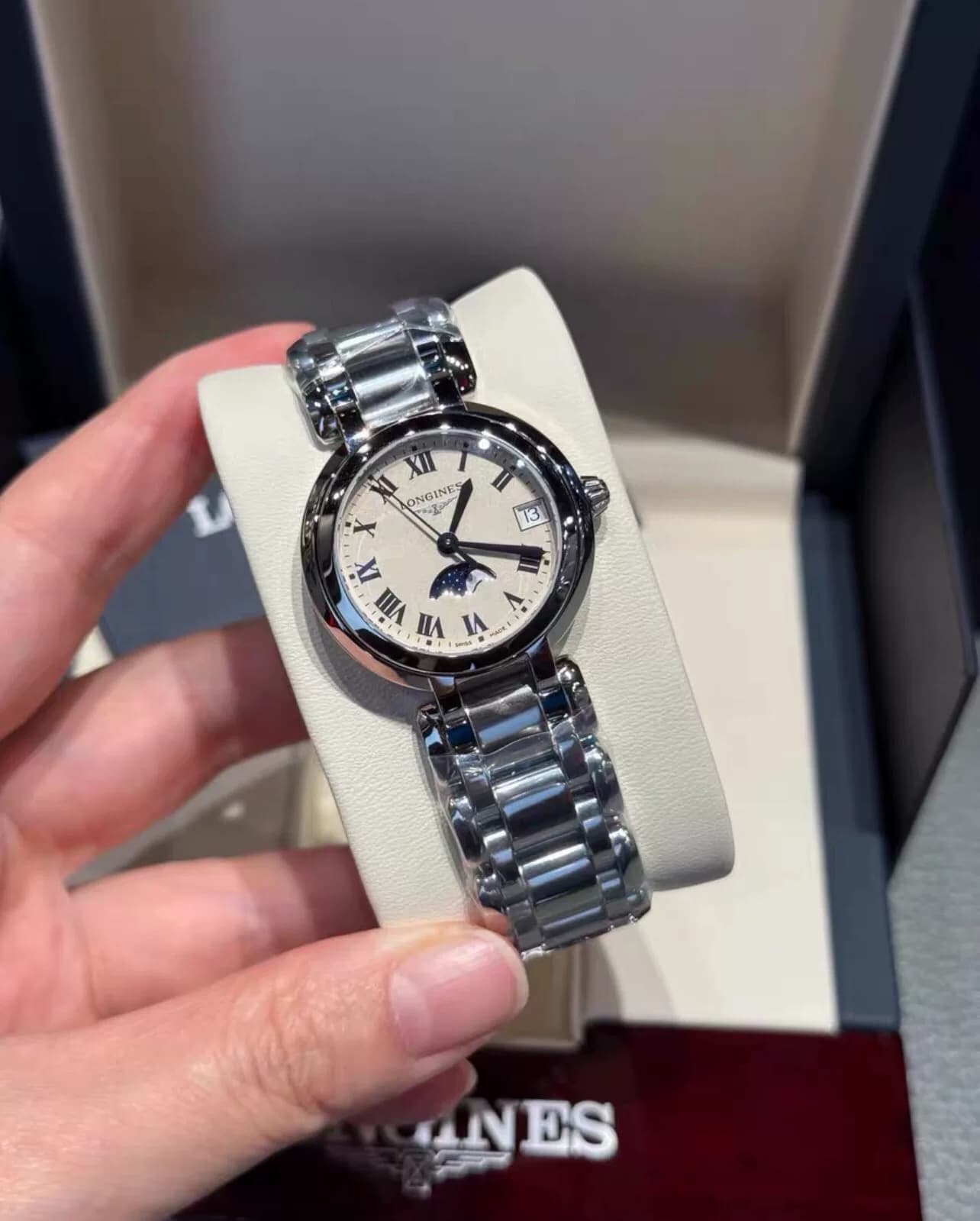 Муж в прошлом году подарил мне женские кварцевые часы Longines из коллекции Heart Moon, личные, неиспользованные