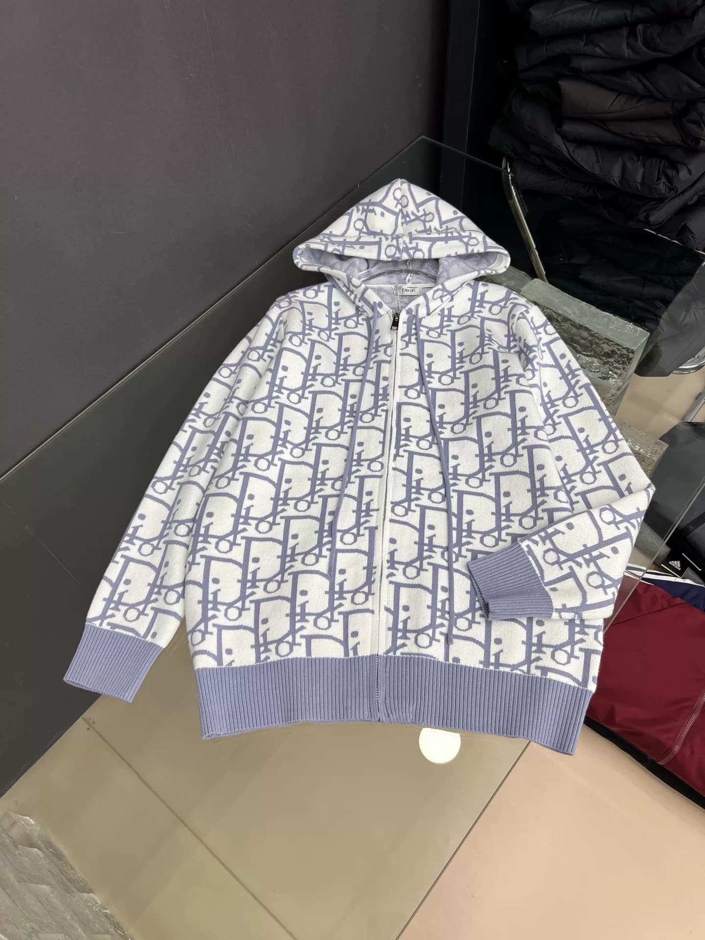 Вязаная куртка с капюшоном от Dior с принтом "пресбиопия" и строчкой "топ с чувством стиля "для мужчин и женщин в одном стиле.