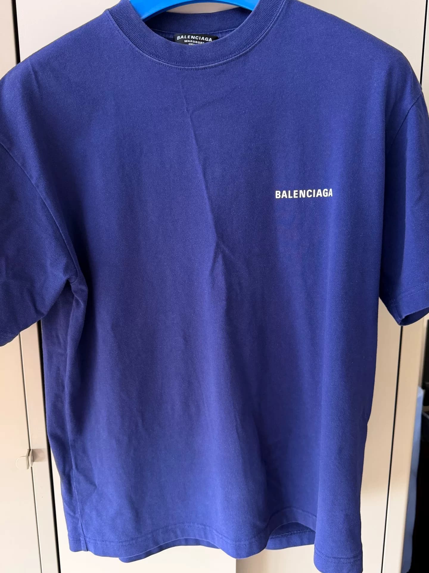 1.Куплена в магазине Balenciaga в Пекине в Санлитуне.4400 юаней. 2.Внутренняя и внешняя стороны, манжеты и вырез горловины повреждены. 3.Мой рост 173…