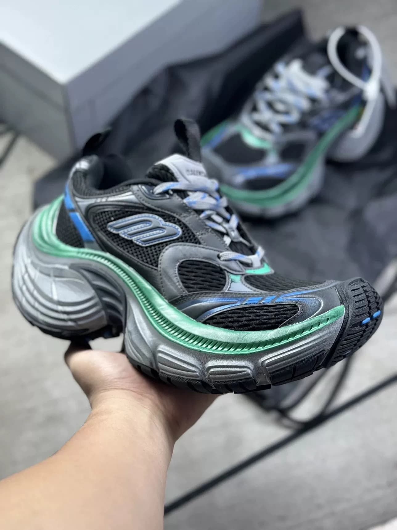Balenciaga Balenciaga 10XL в черной, зеленой и синей цветовой гамме