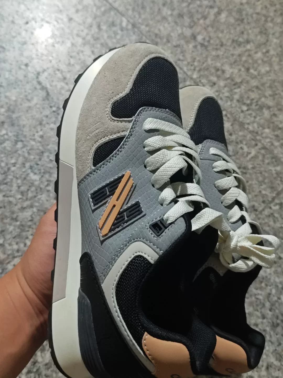 Спортивная обувь New Balance, серого и черного цветов, размер 40, верх - замша + ткань, дышащая и удобная.