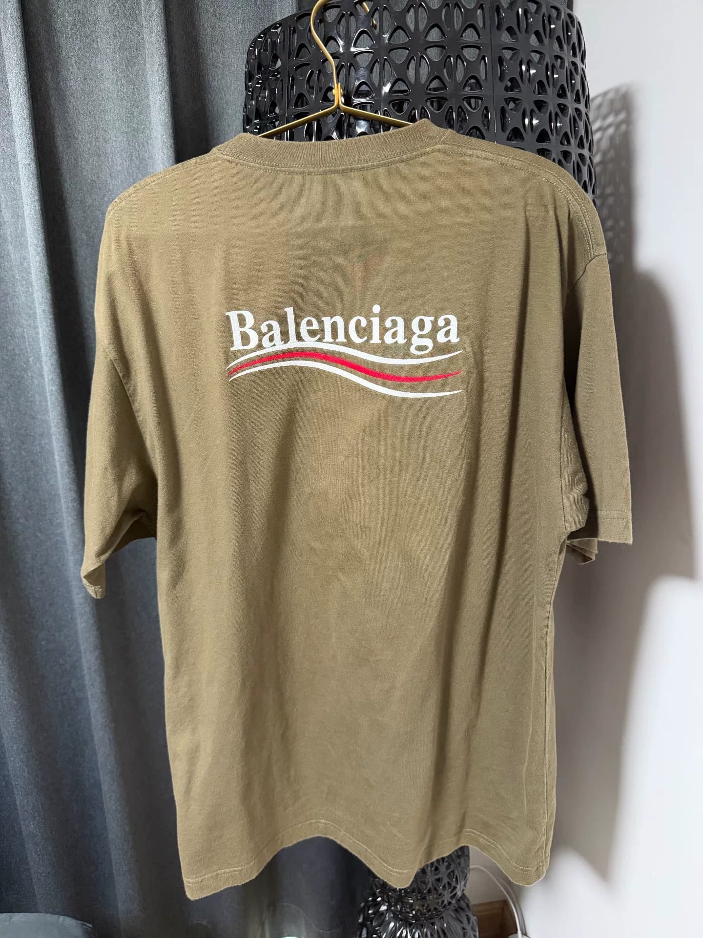 Balenciaga Футболка горчично-зеленого цвета Balenciaga в стиле ретро с короткими рукавами